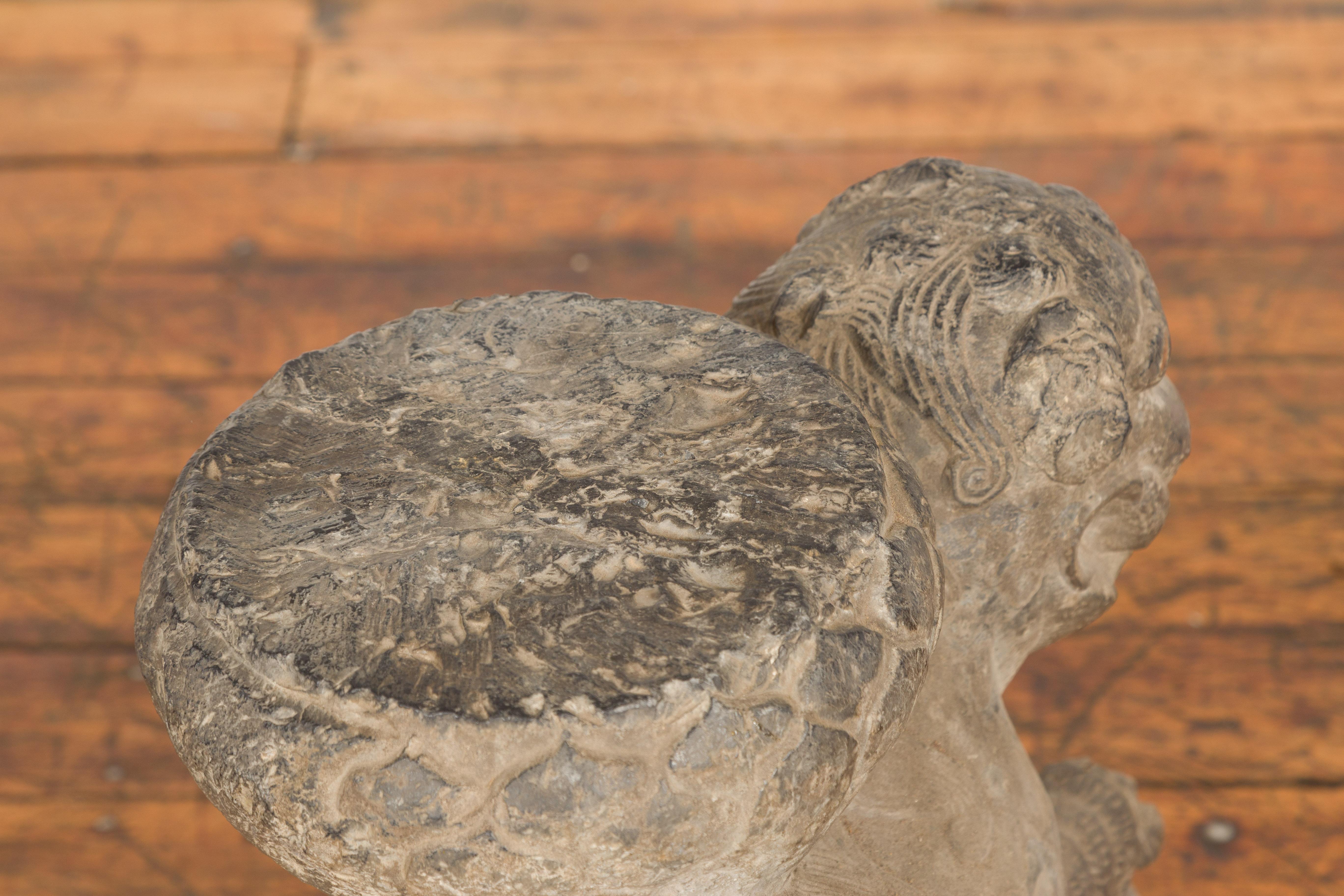 Período de la dinastía Ming Escultura masculina de león guardián de perro Foo tallada a mano en venta 12