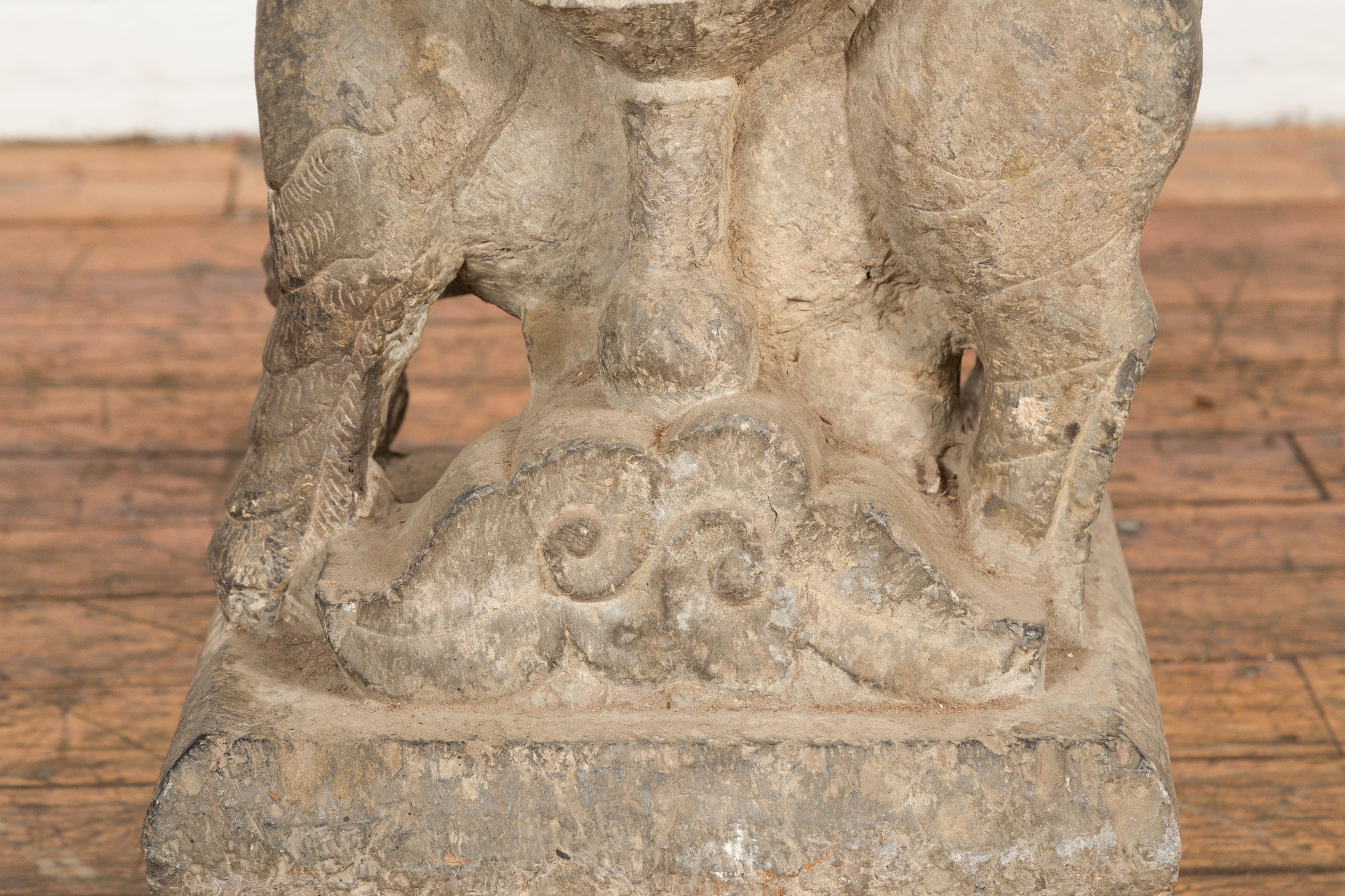 Período de la dinastía Ming Escultura masculina de león guardián de perro Foo tallada a mano en venta 13
