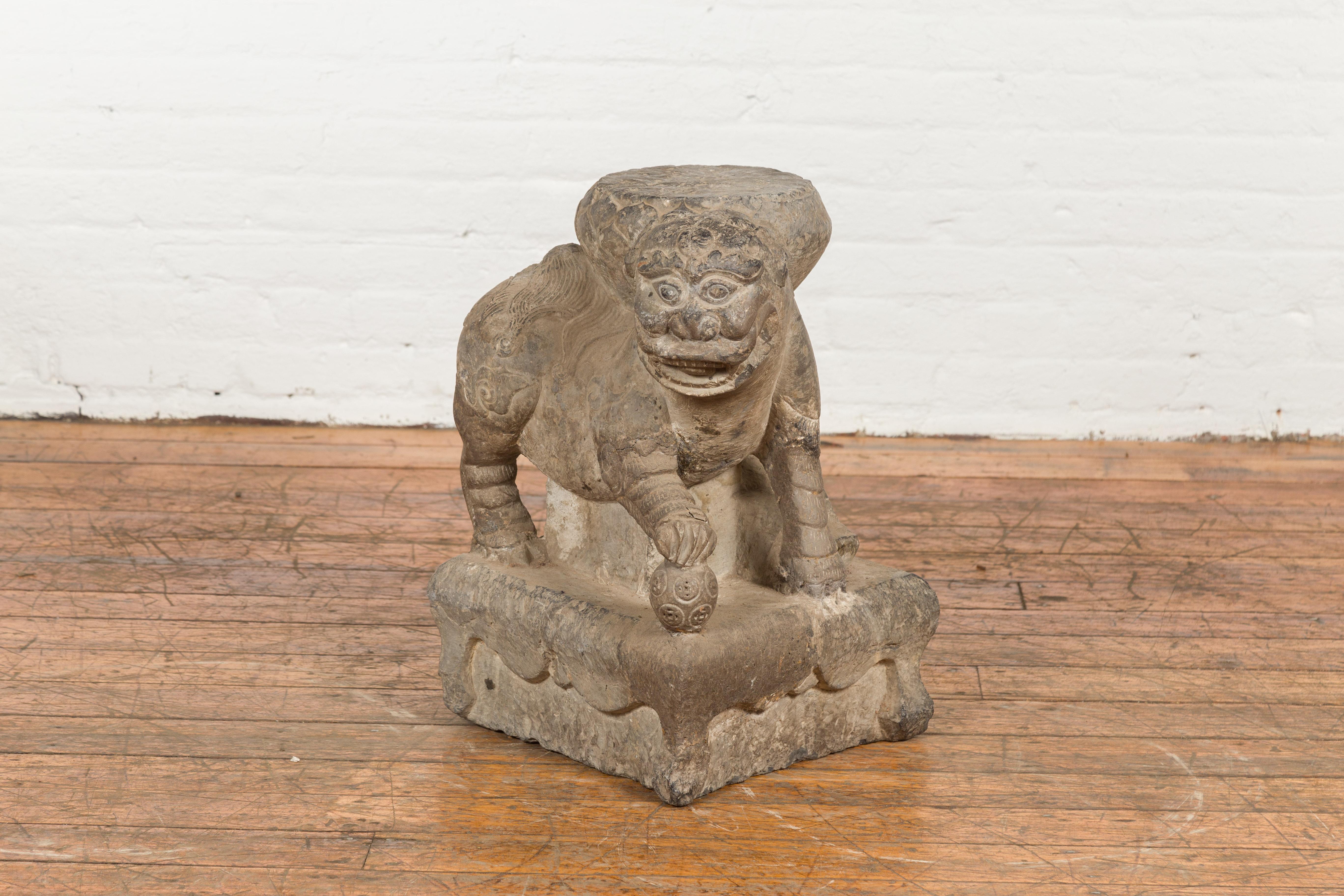 Período de la dinastía Ming Escultura masculina de león guardián de perro Foo tallada a mano Tallado a mano en venta