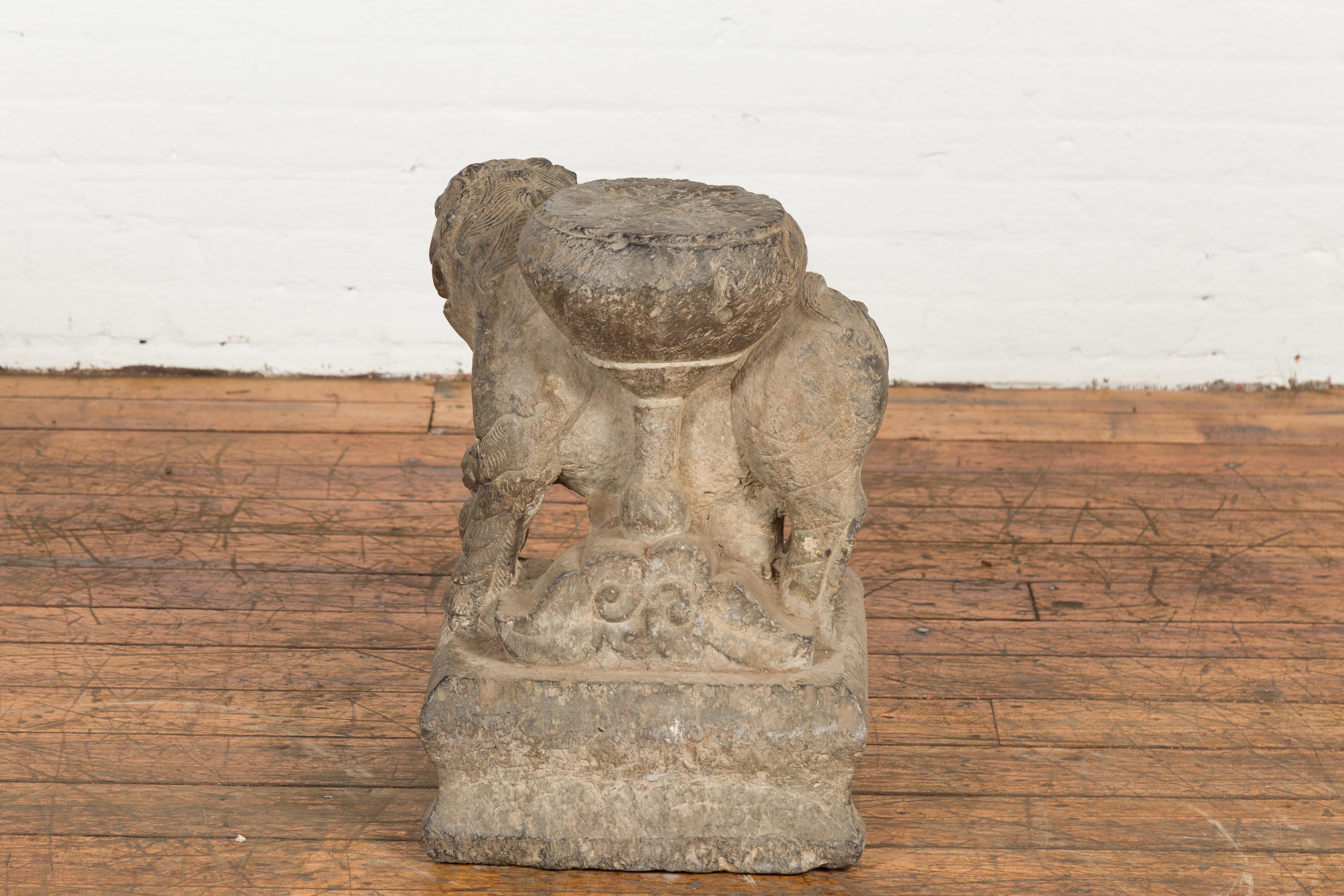Período de la dinastía Ming Escultura masculina de león guardián de perro Foo tallada a mano siglo XVIII y antes en venta