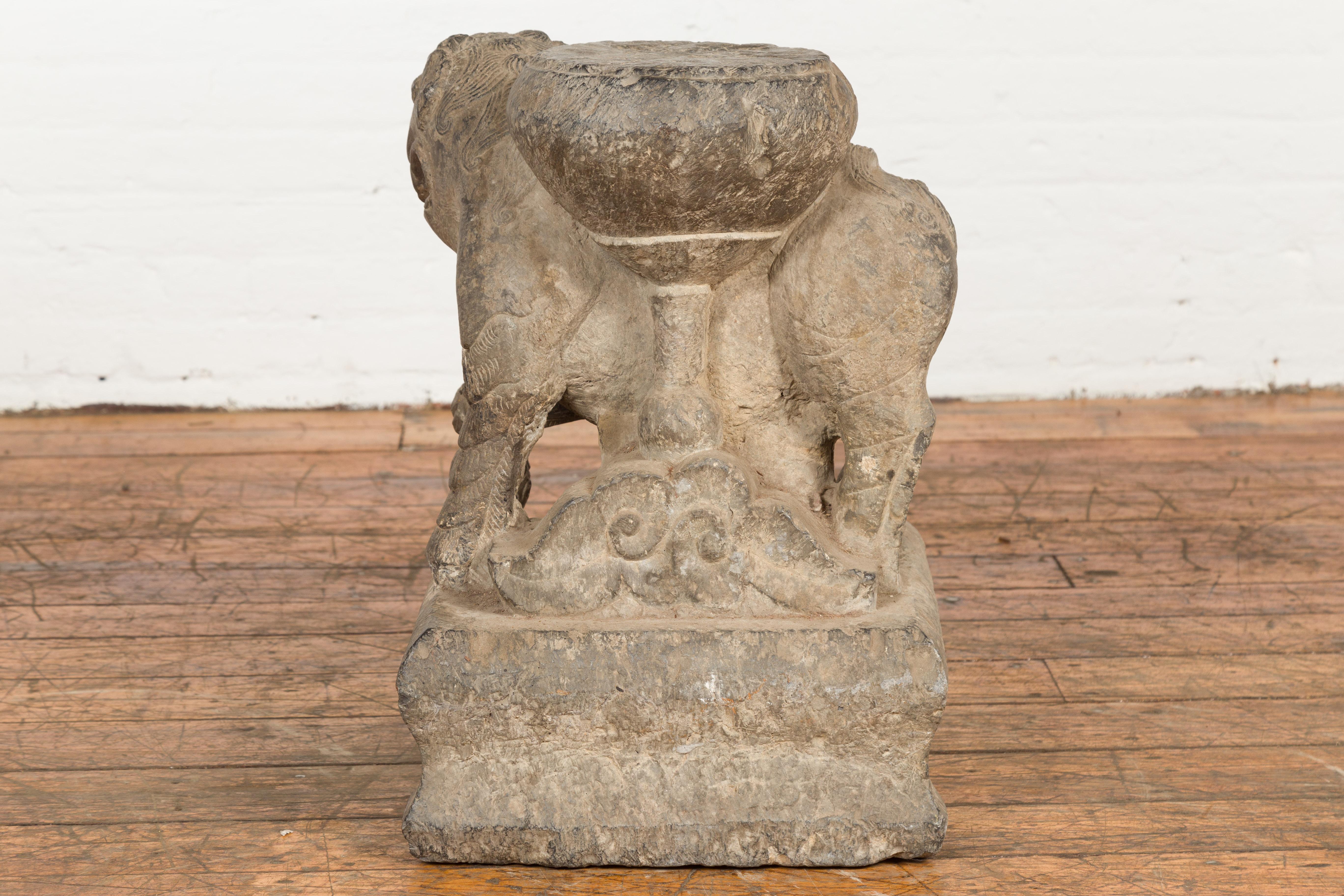 Período de la dinastía Ming Escultura masculina de león guardián de perro Foo tallada a mano en venta 1