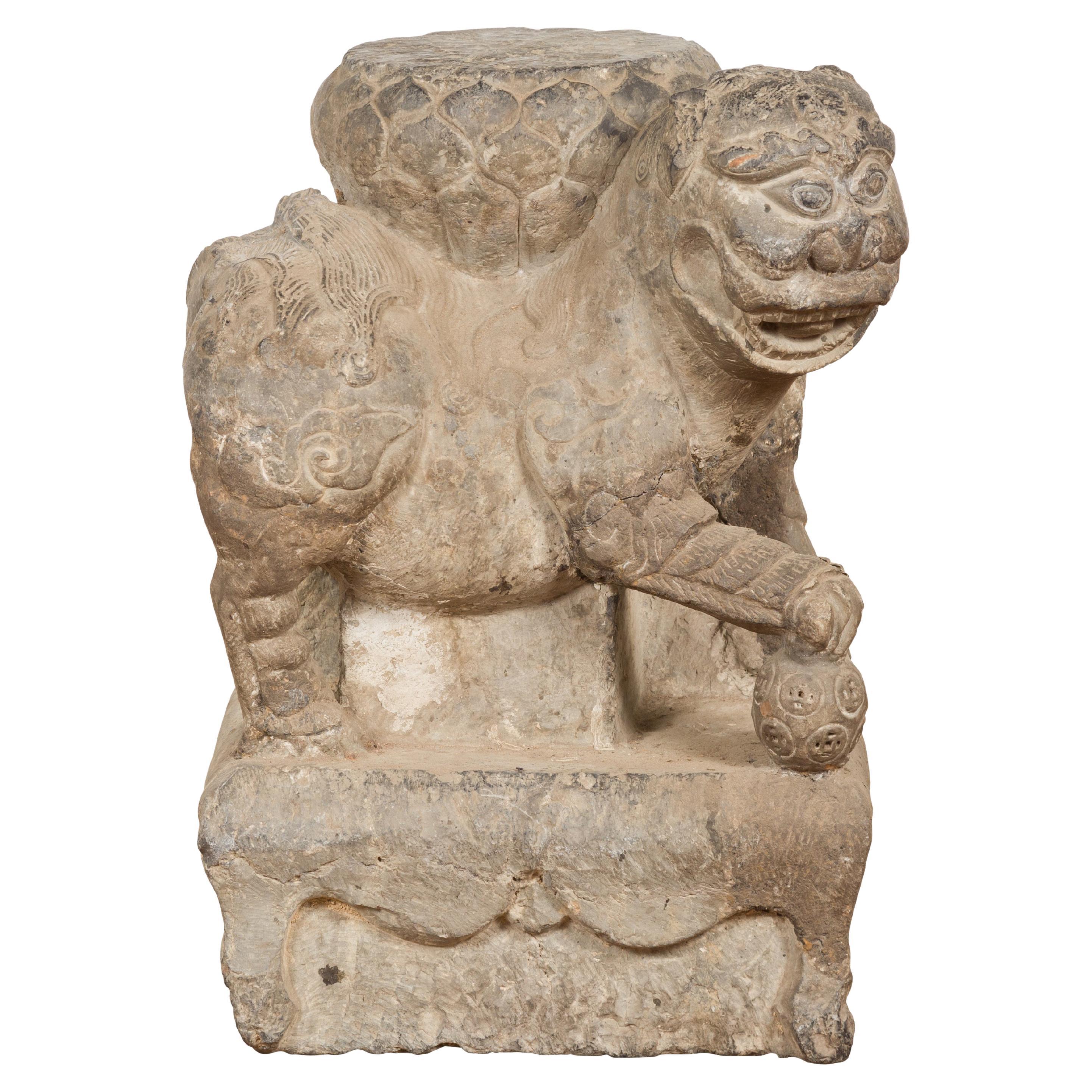 Sculpture sculptée à la main d'un homme de la période de la dynastie Ming, chien de Foo, lion gardien.