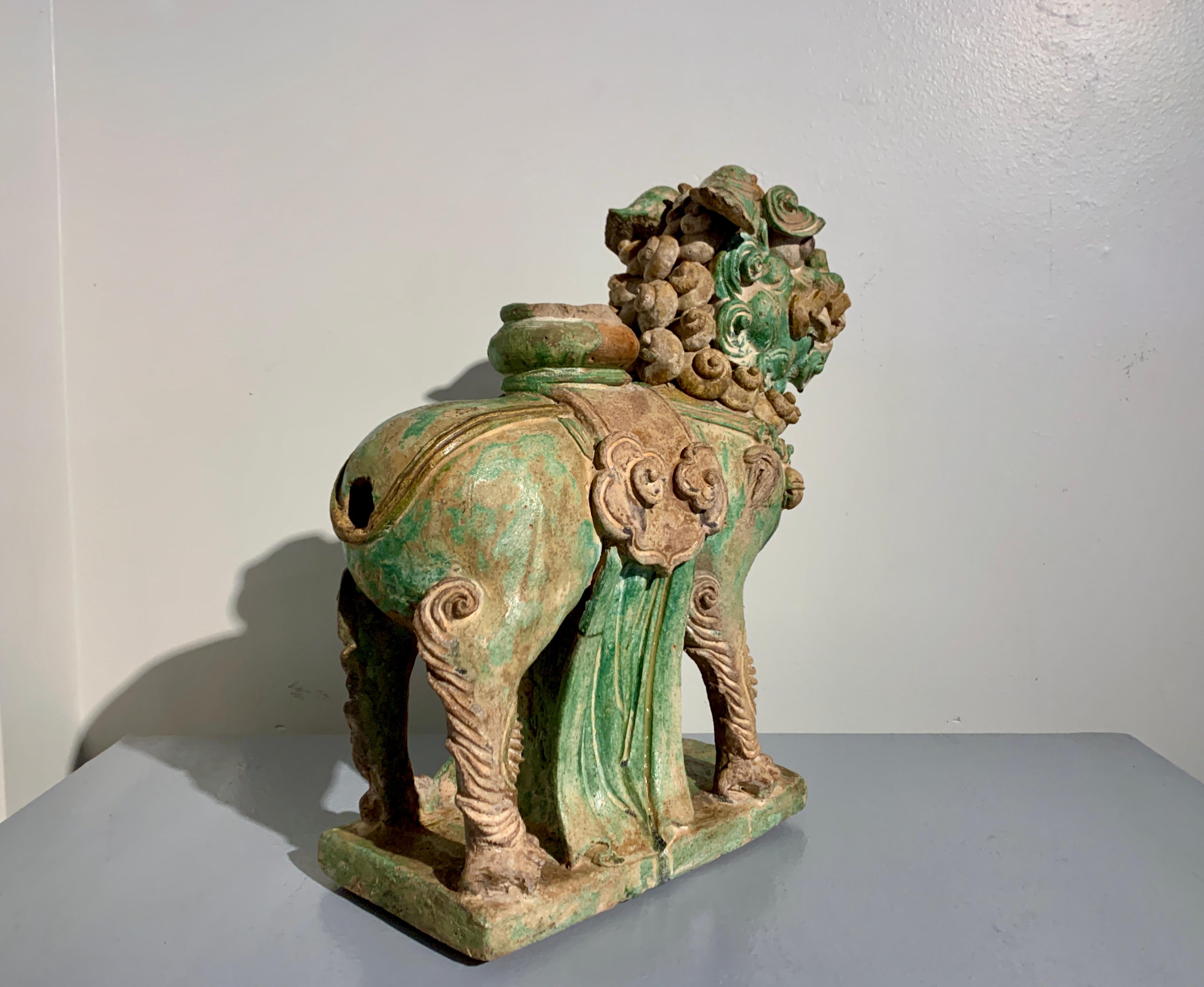 Chinesische Ming Dynasty Sancai glasierte Keramik Wächter Löwe, Ende 16. im Angebot 3