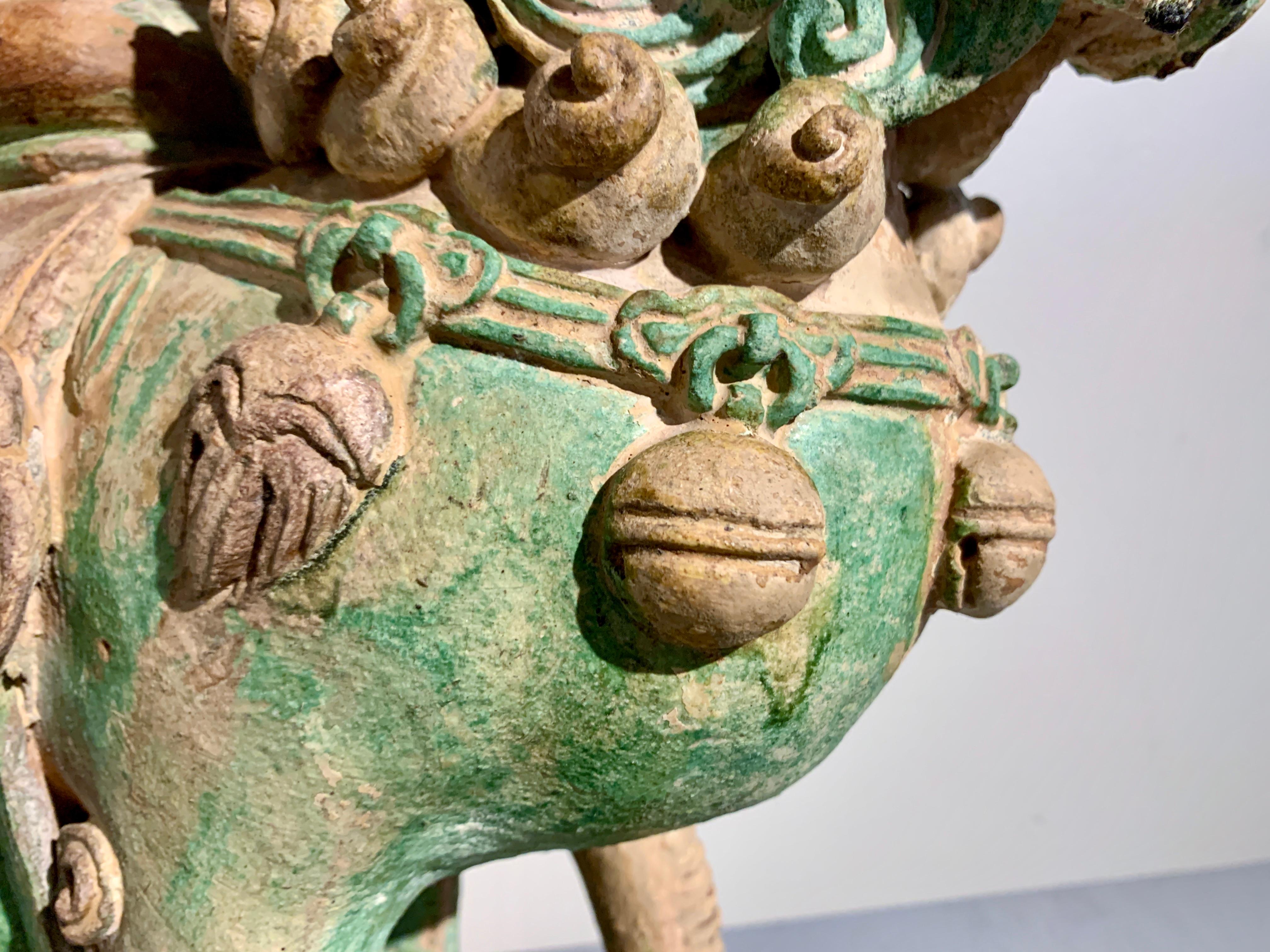 Chinesische Ming Dynasty Sancai glasierte Keramik Wächter Löwe, Ende 16. im Angebot 4