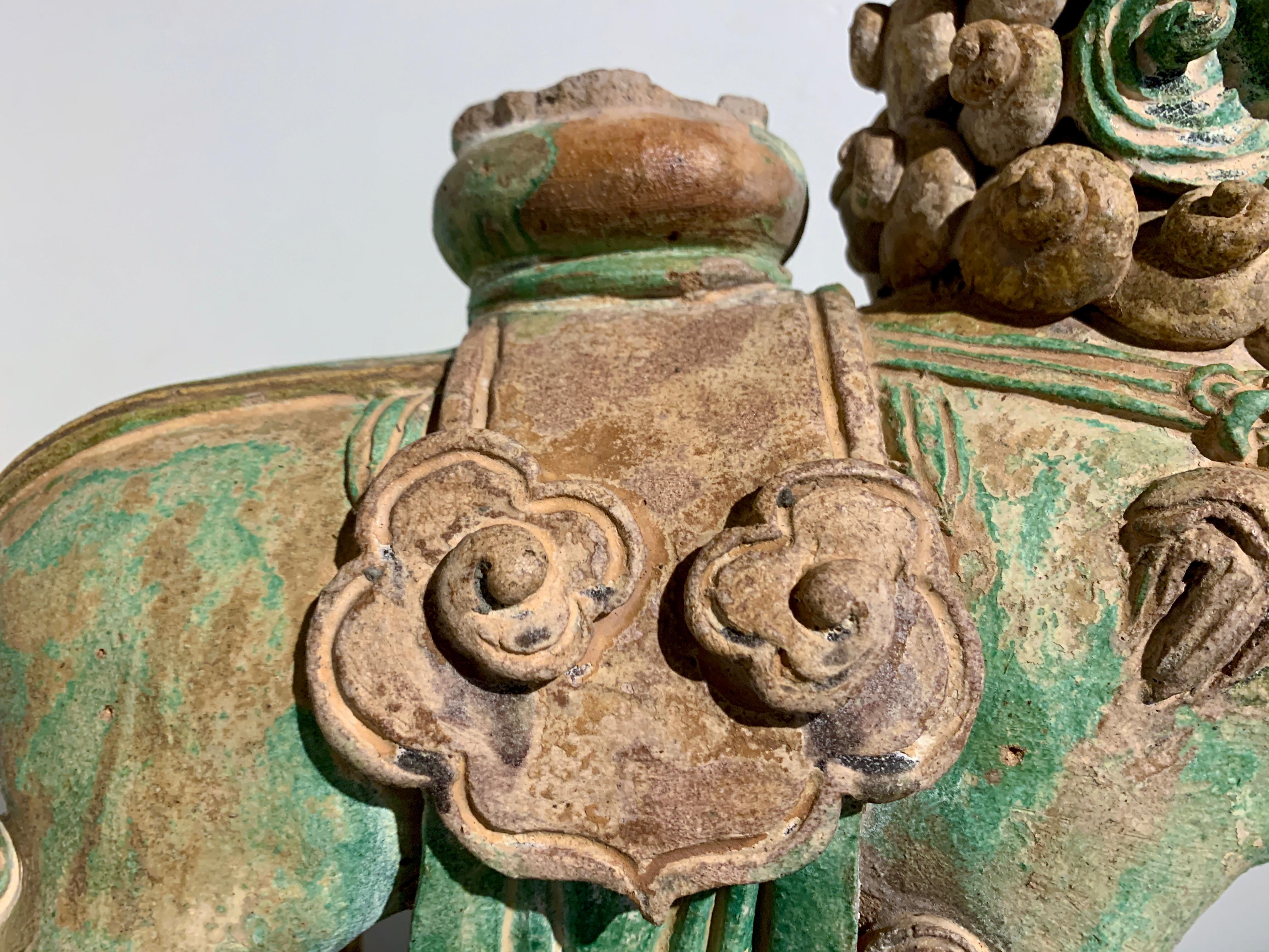Chinesische Ming Dynasty Sancai glasierte Keramik Wächter Löwe, Ende 16. im Angebot 5