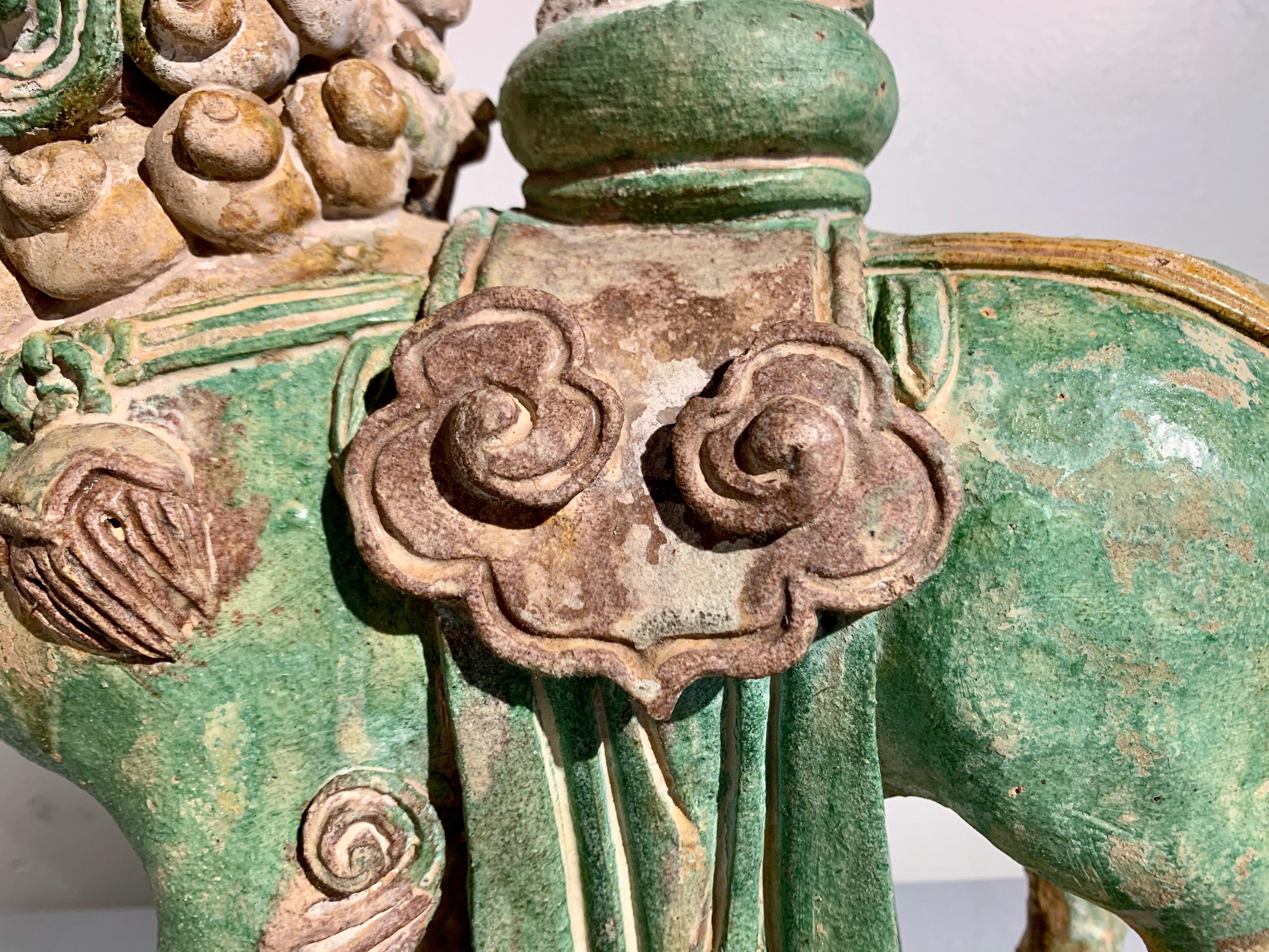 Chinesische Ming Dynasty Sancai glasierte Keramik Wächter Löwe, Ende 16. im Angebot 6