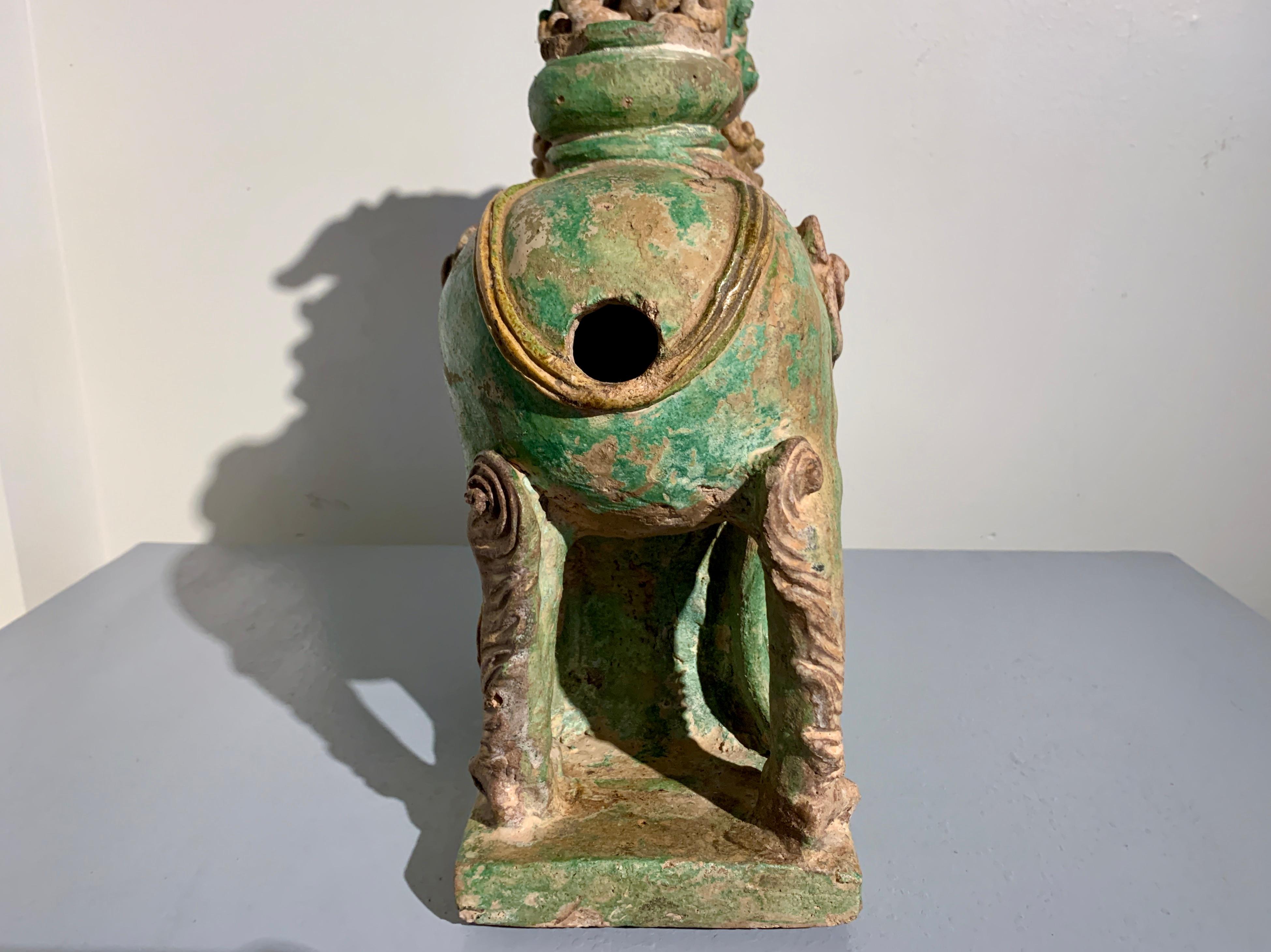 Chinesische Ming Dynasty Sancai glasierte Keramik Wächter Löwe, Ende 16. im Angebot 10