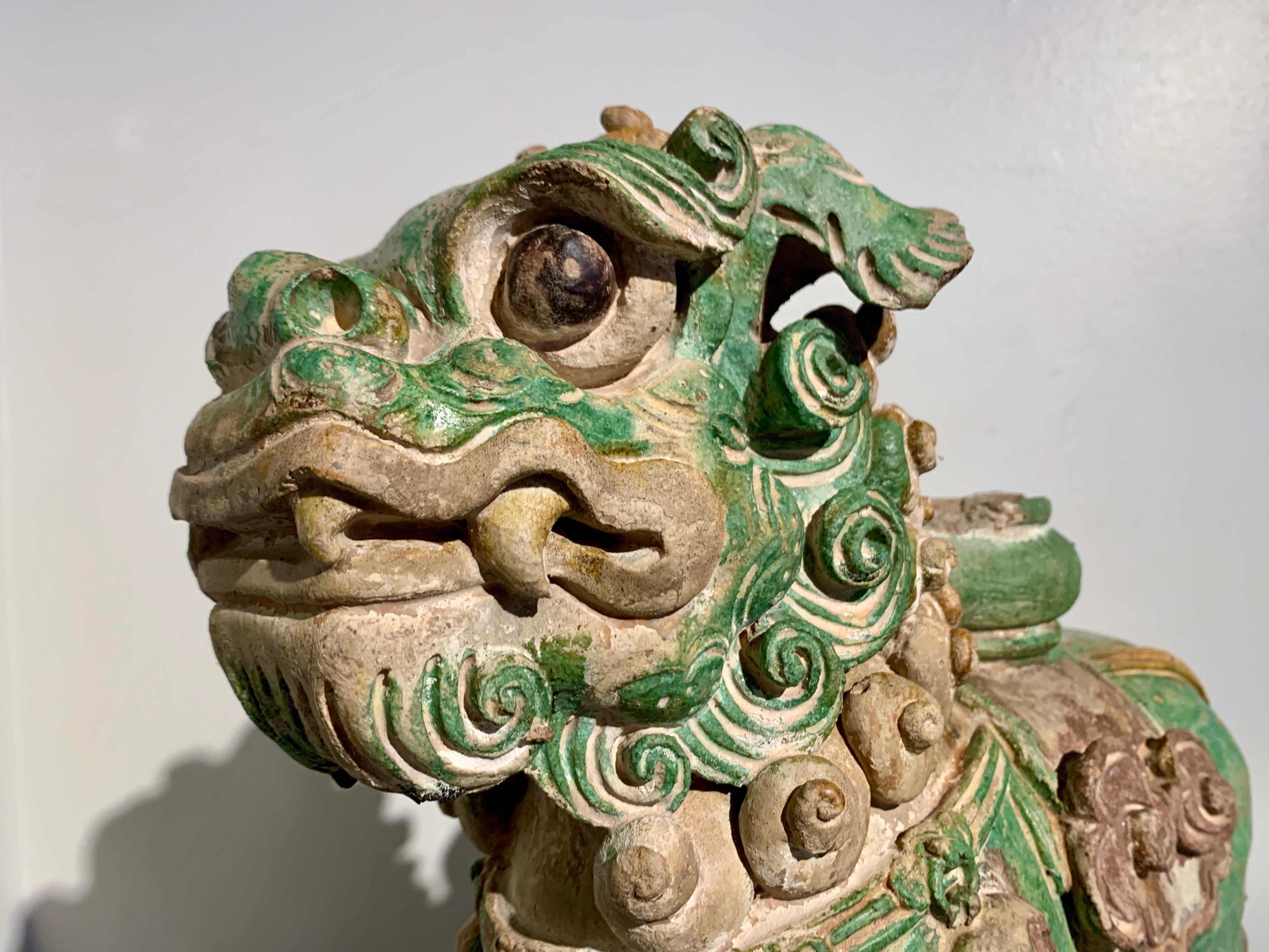 Chinesische Ming Dynasty Sancai glasierte Keramik Wächter Löwe, Ende 16. (Ming-Dynastie) im Angebot