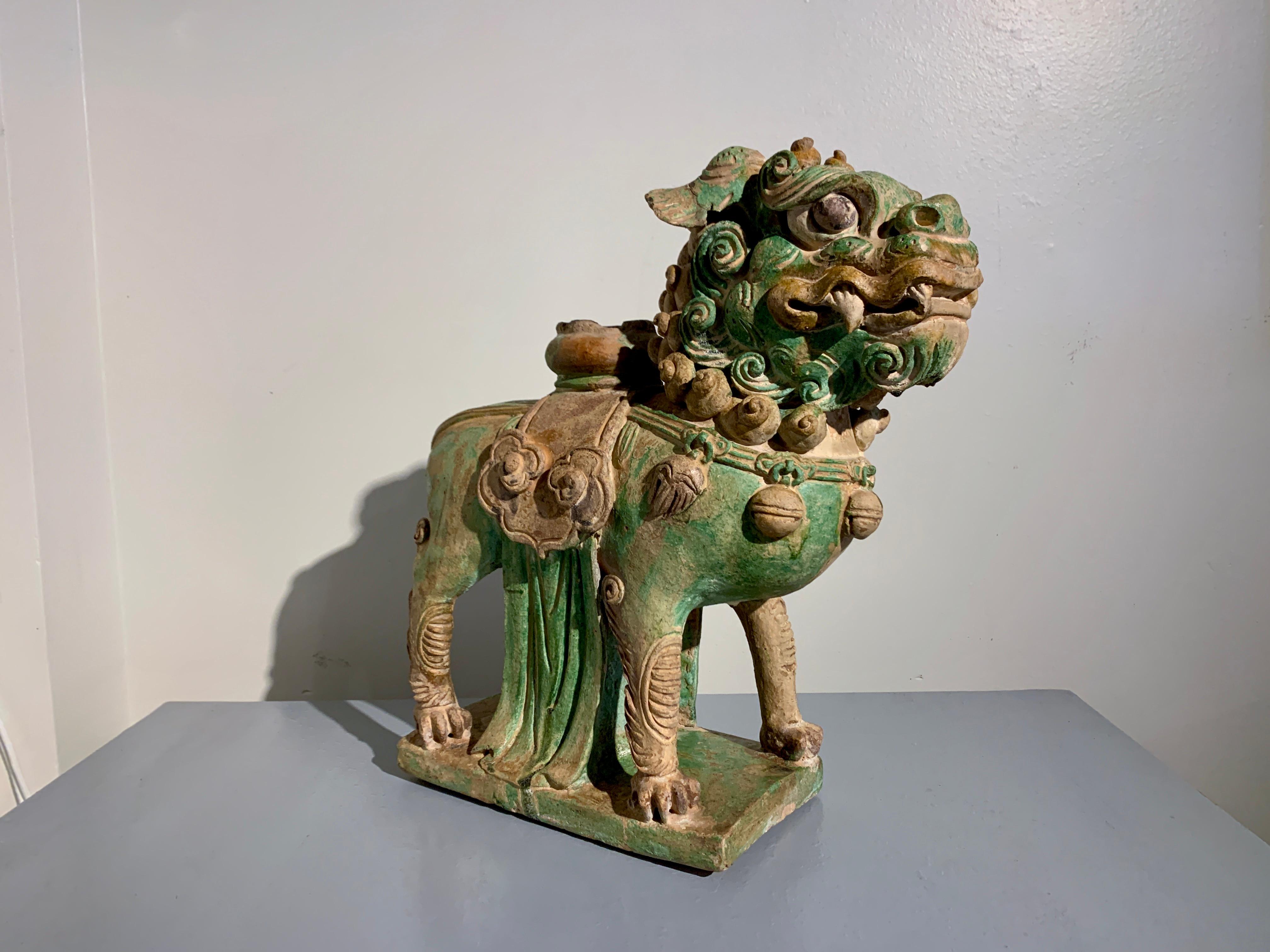 Chinesische Ming Dynasty Sancai glasierte Keramik Wächter Löwe, Ende 16. (Gebrannt) im Angebot