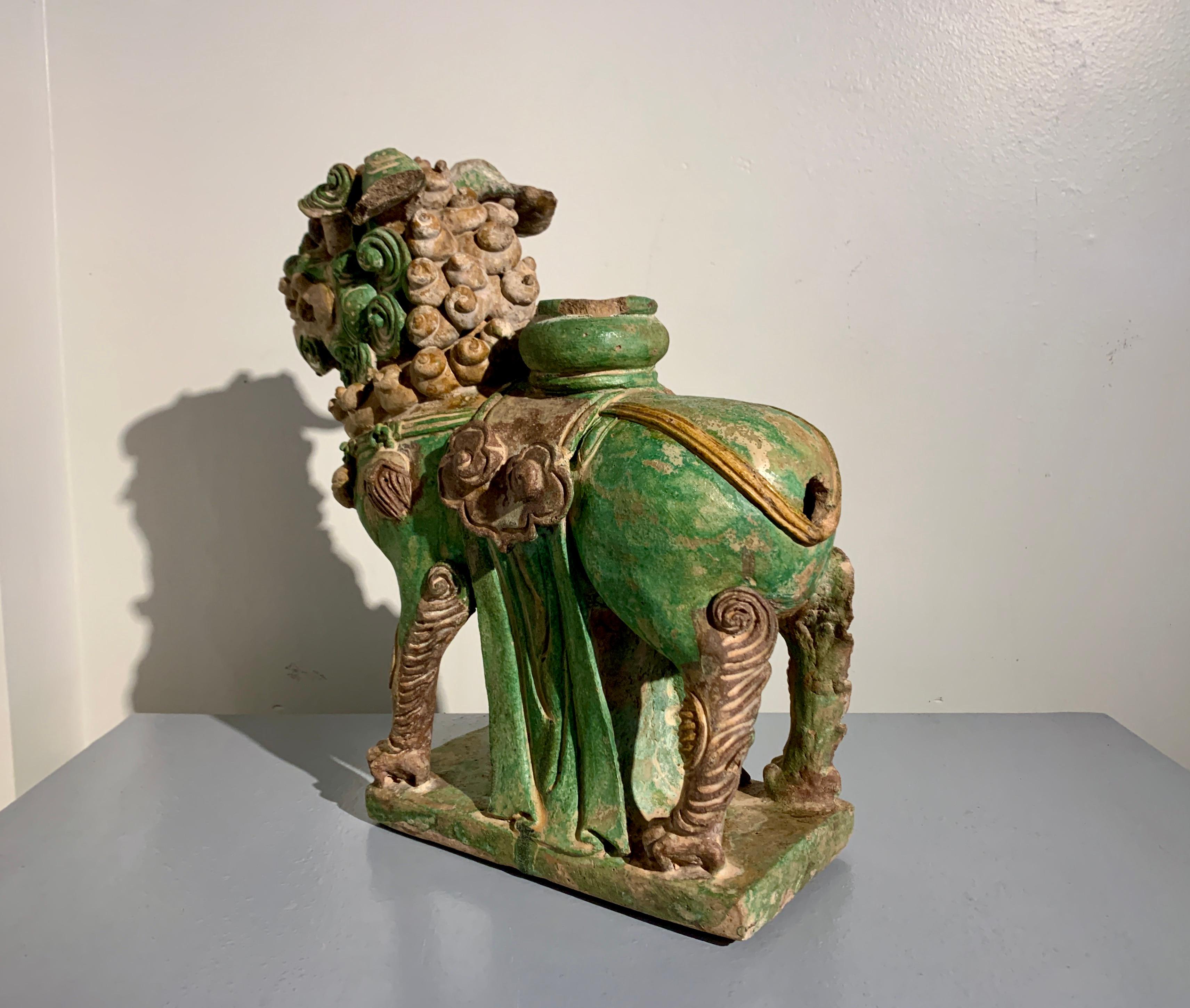 Chinese Ming Dynasty Sancai Glazed Pottery Guardian Lion, late 16th Century For Sale 2