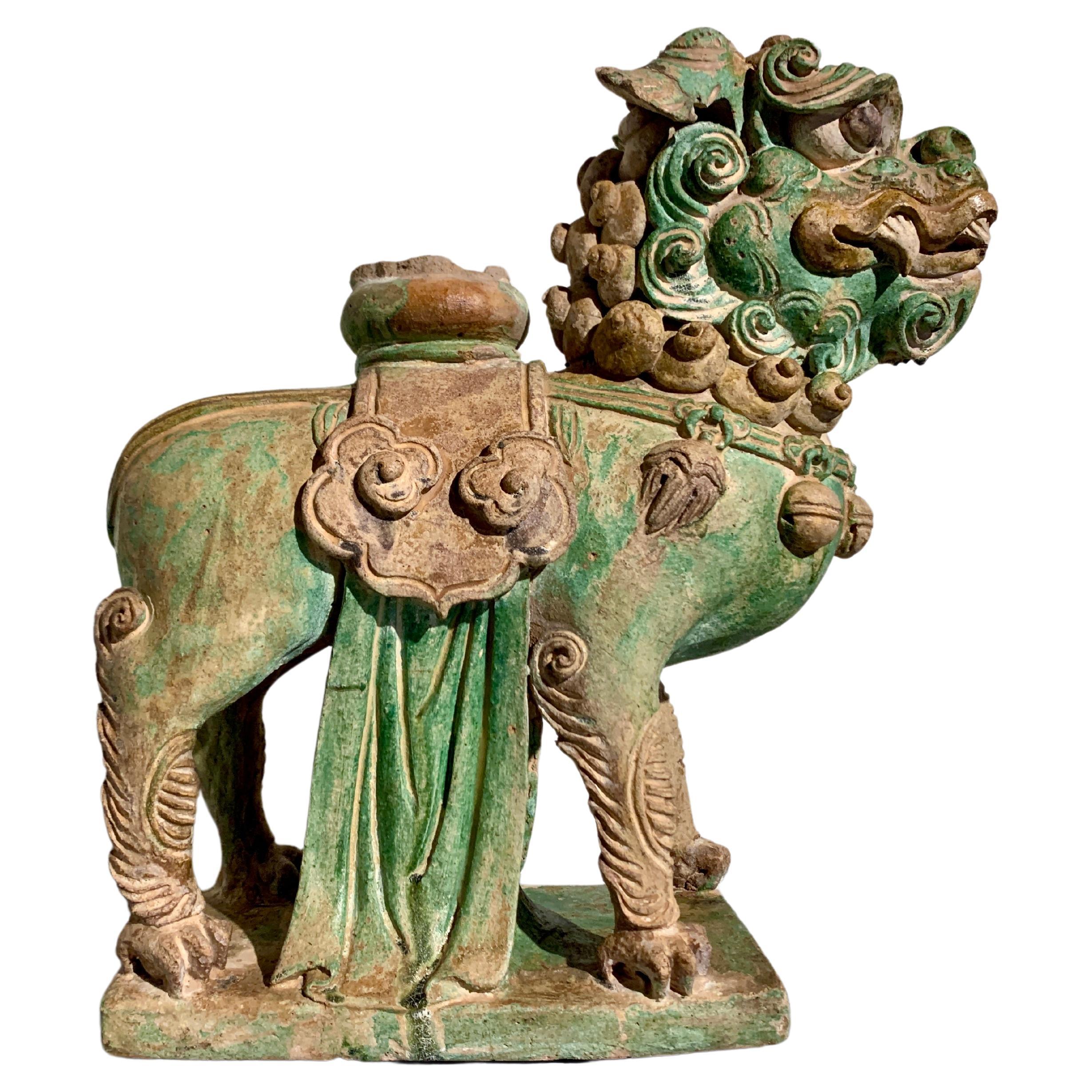 Chinesische Ming Dynasty Sancai glasierte Keramik Wächter Löwe, Ende 16. im Angebot
