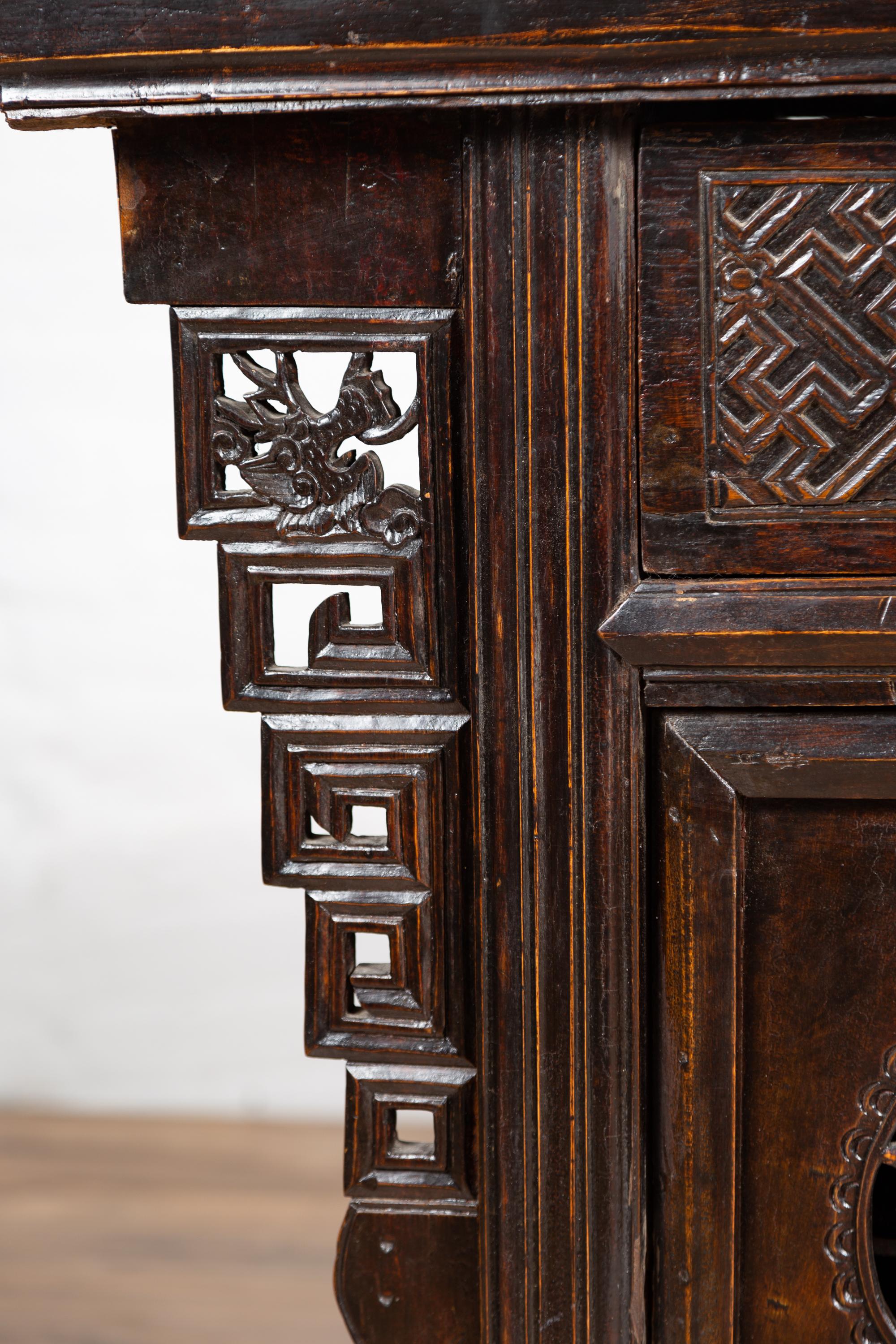 Meuble de rangement papillon de style chinois de la dynastie Ming avec écoinçons et portes sculptés Bon état - En vente à Yonkers, NY