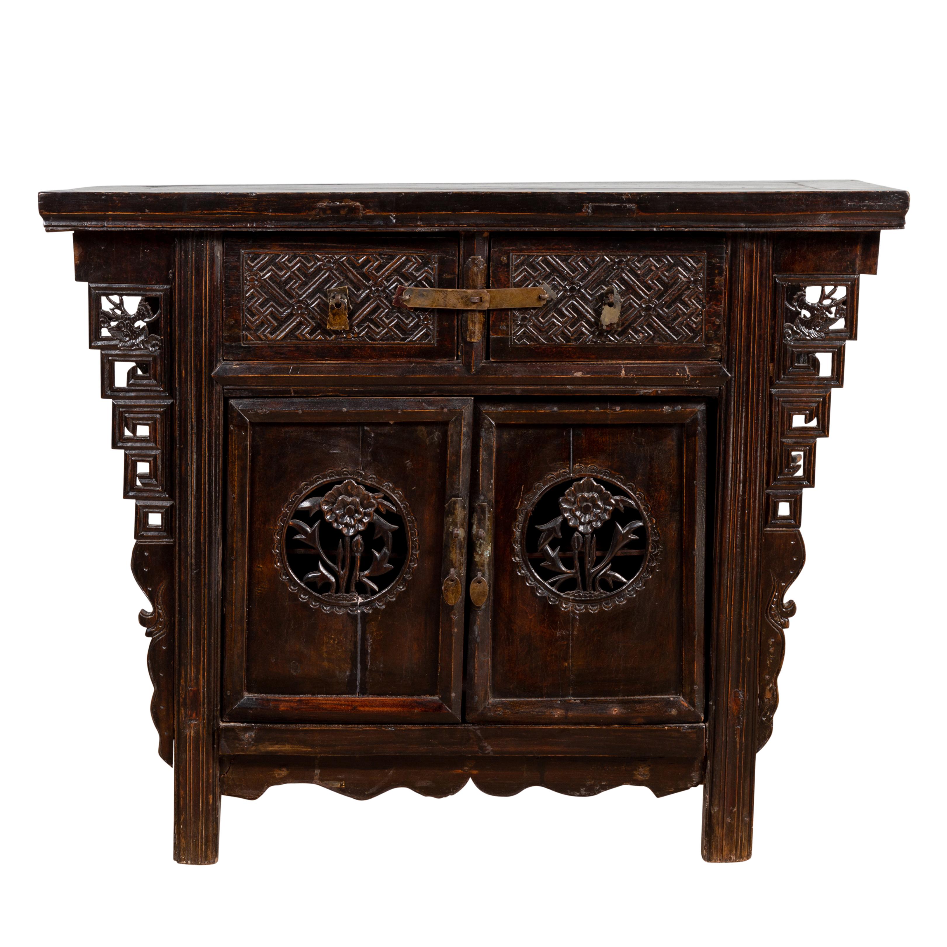 Meuble de rangement papillon de style chinois de la dynastie Ming avec écoinçons et portes sculptés en vente