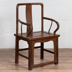 Fauteuil chinois en bois d'orme du début du 20e siècle avec dossier et accoudoirs incurvés