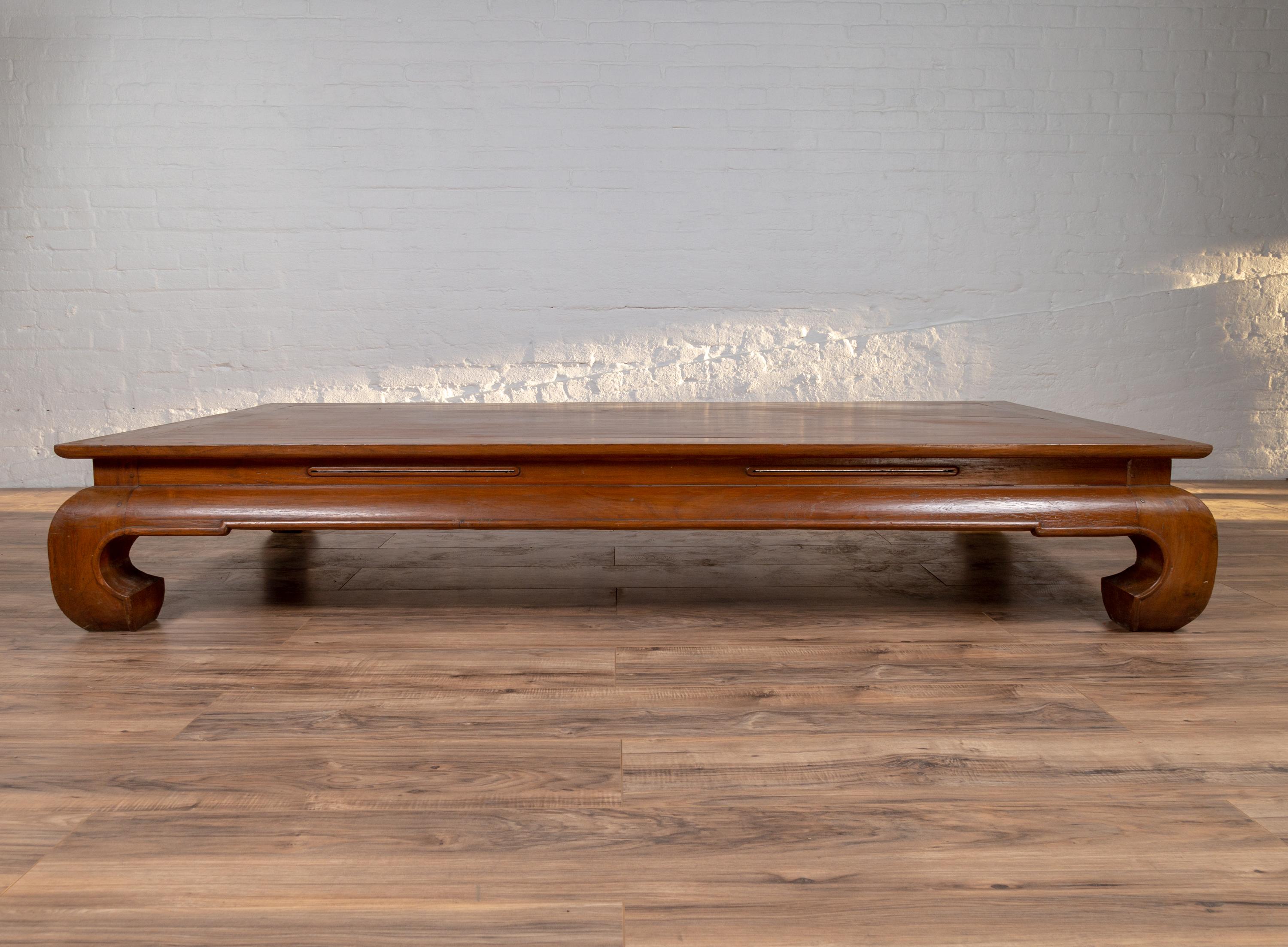 Chinese Ming Dynasty Style Kang Waisted Daybed with Natural Patina and Chow Legs 4