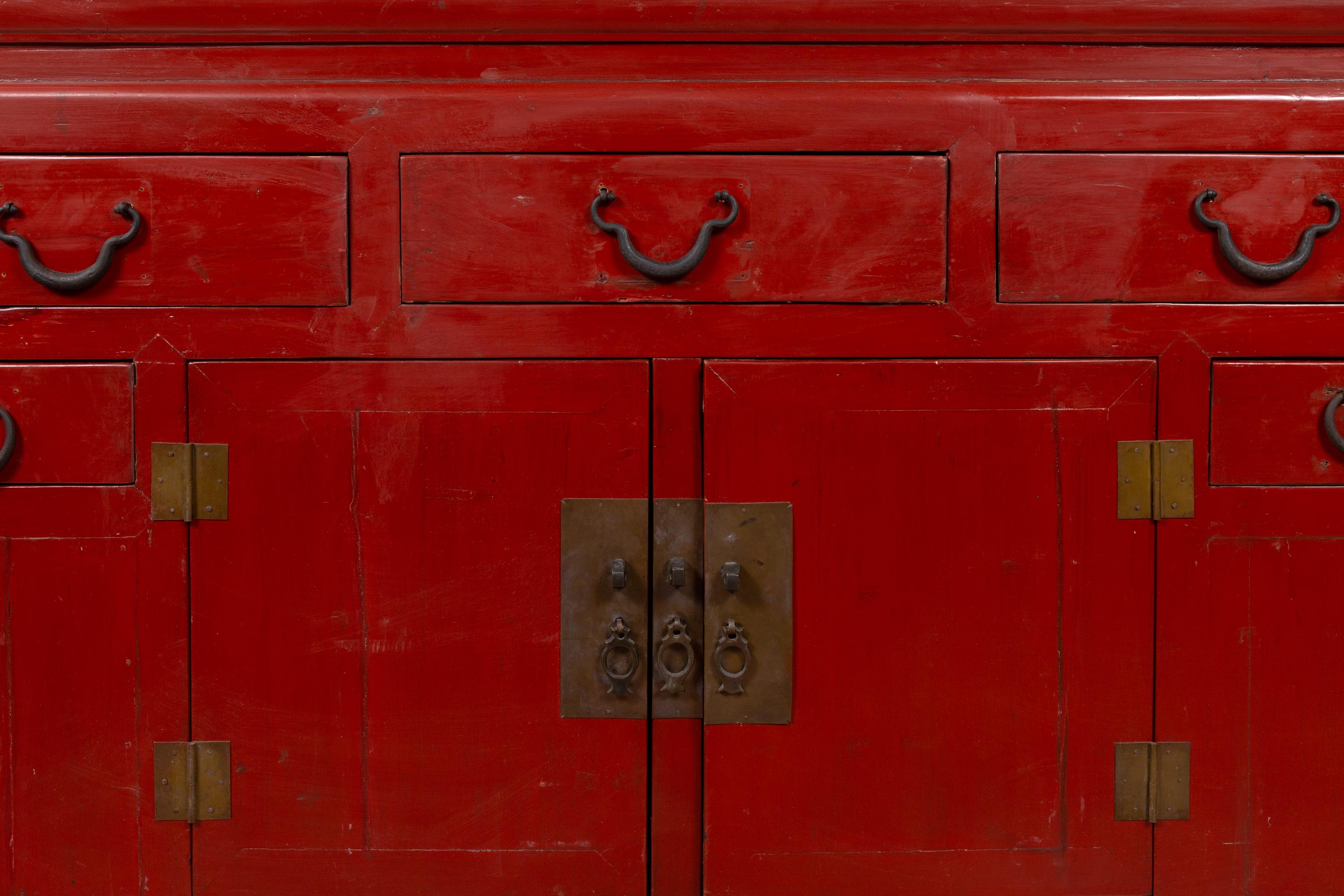 Ottone Mobile consolle laccato rosso in stile dinastia Ming con ante e cassetti in vendita