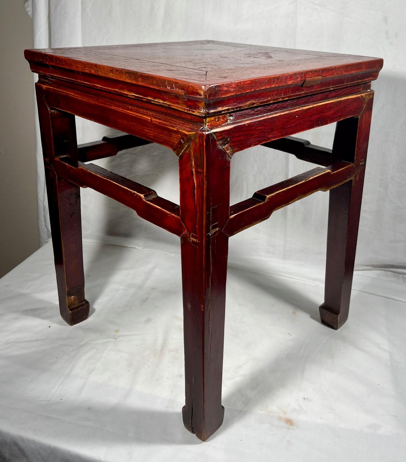 Bois de rose Table d'appoint chinoise de style dynastie Ming avec traverse à dos d'âne en vente