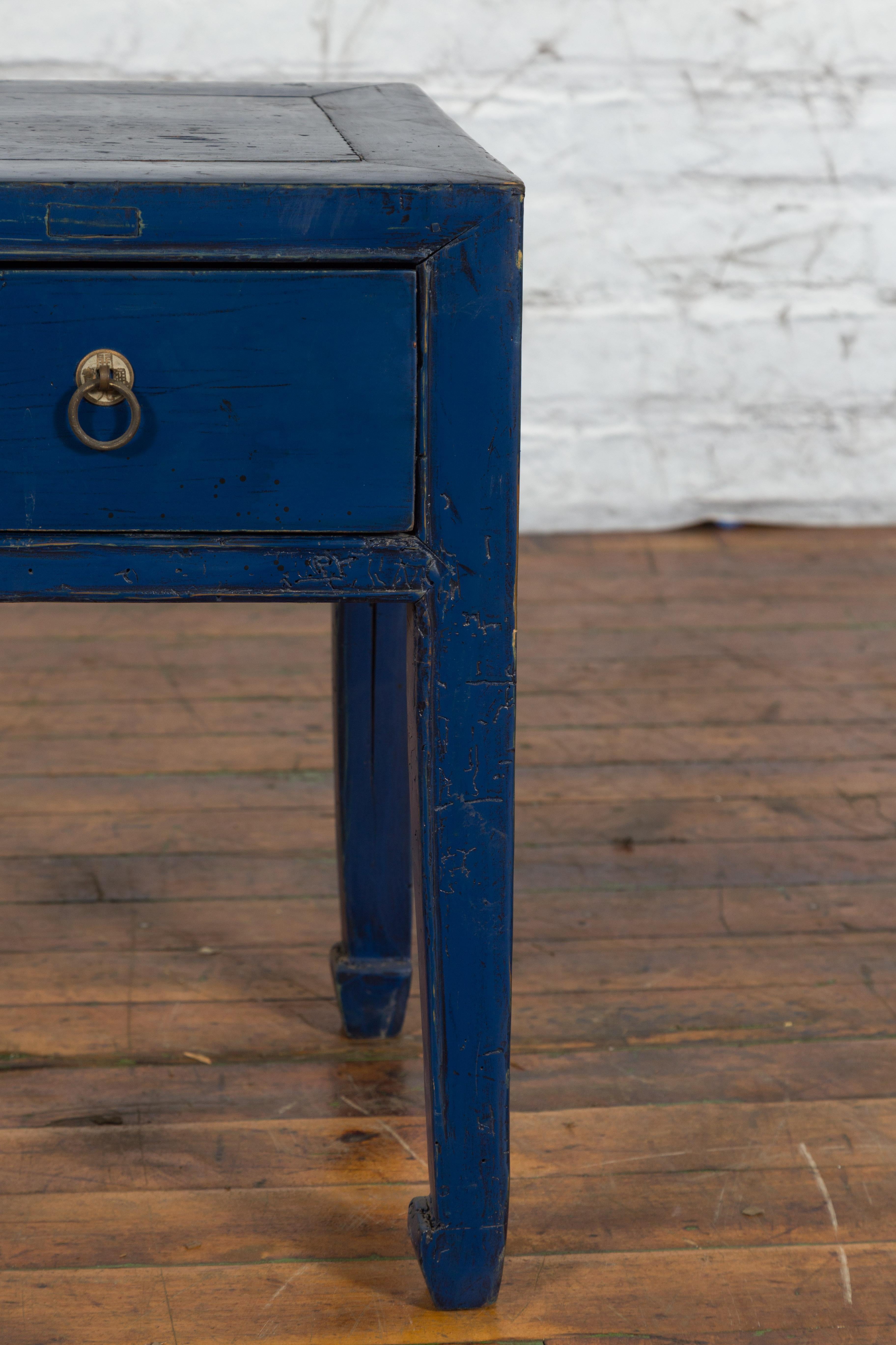 Table à un tiroir de style chinois de la dynastie Ming en laque bleue avec pieds en forme de sabot de cheval en vente 3