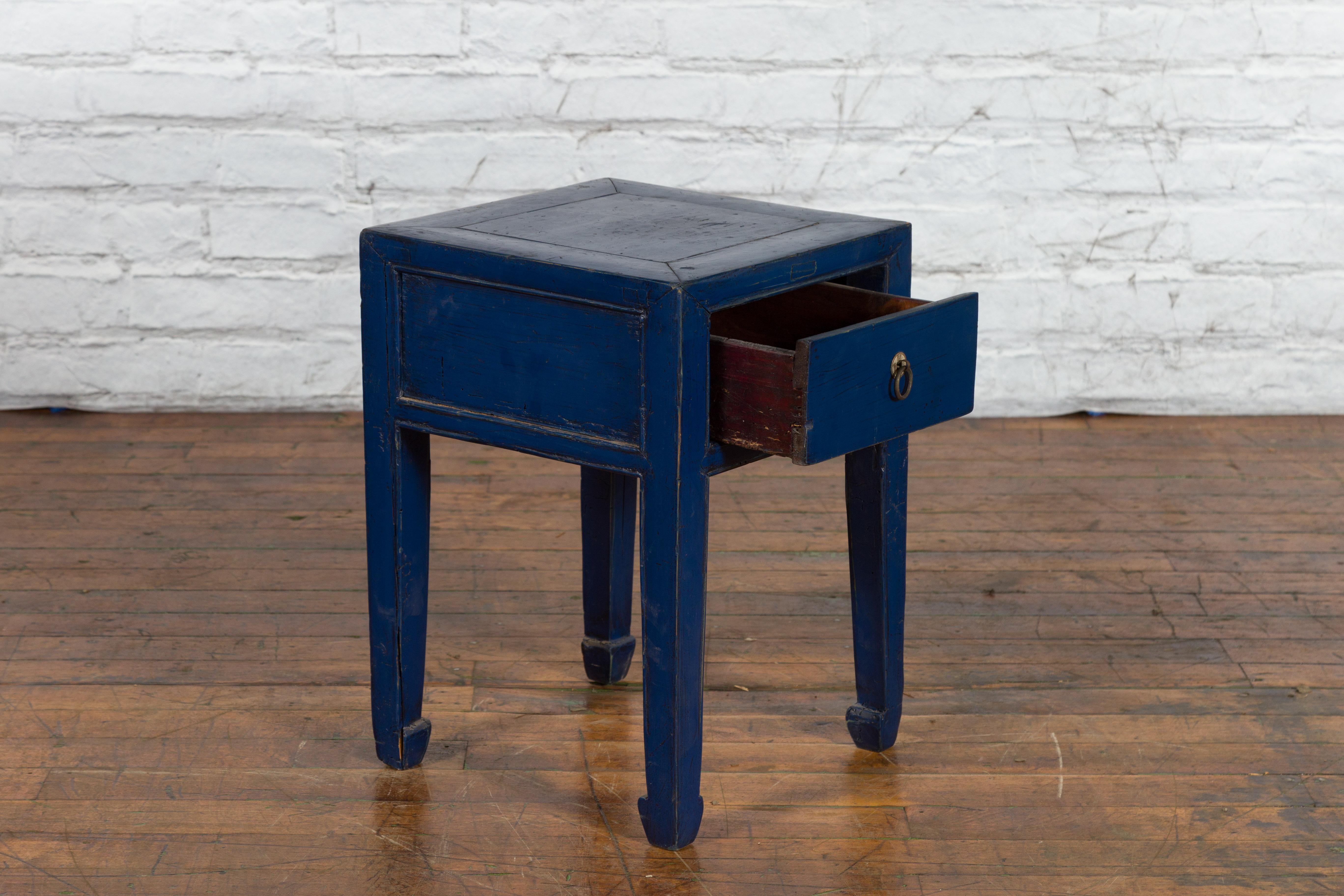 Table à un tiroir de style chinois de la dynastie Ming en laque bleue avec pieds en forme de sabot de cheval en vente 4