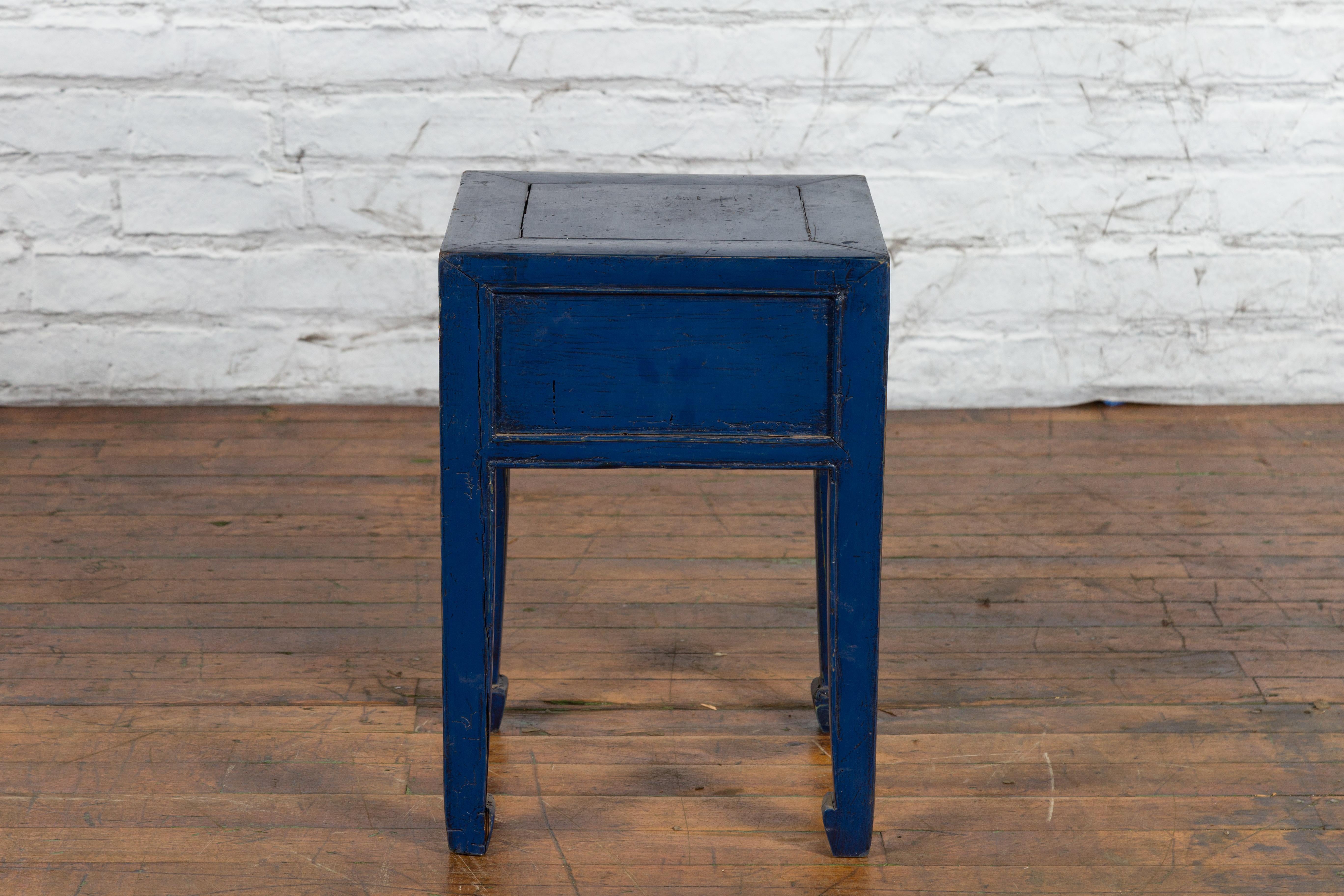 Table à un tiroir de style chinois de la dynastie Ming en laque bleue avec pieds en forme de sabot de cheval en vente 5