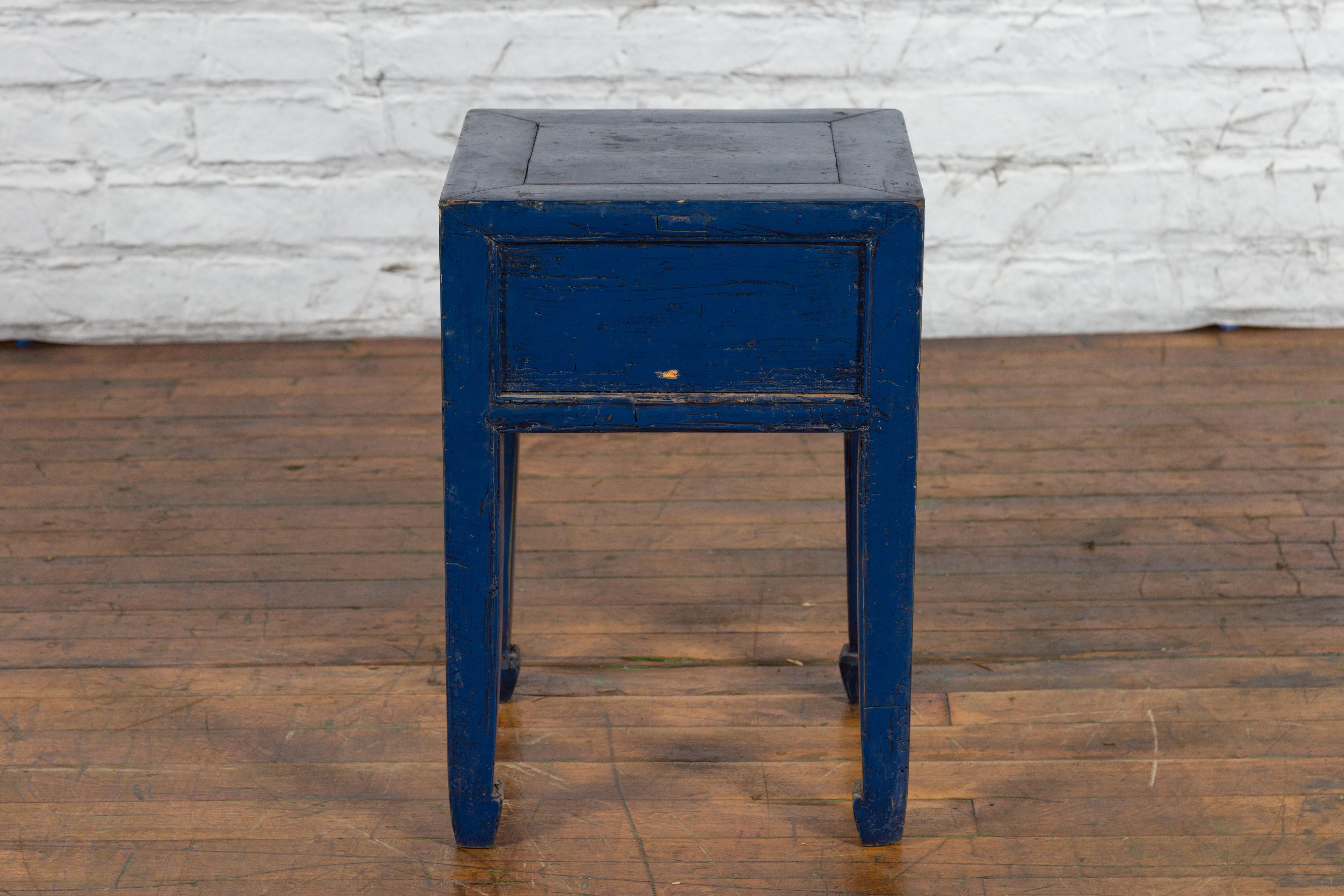 Table à un tiroir de style chinois de la dynastie Ming en laque bleue avec pieds en forme de sabot de cheval en vente 6