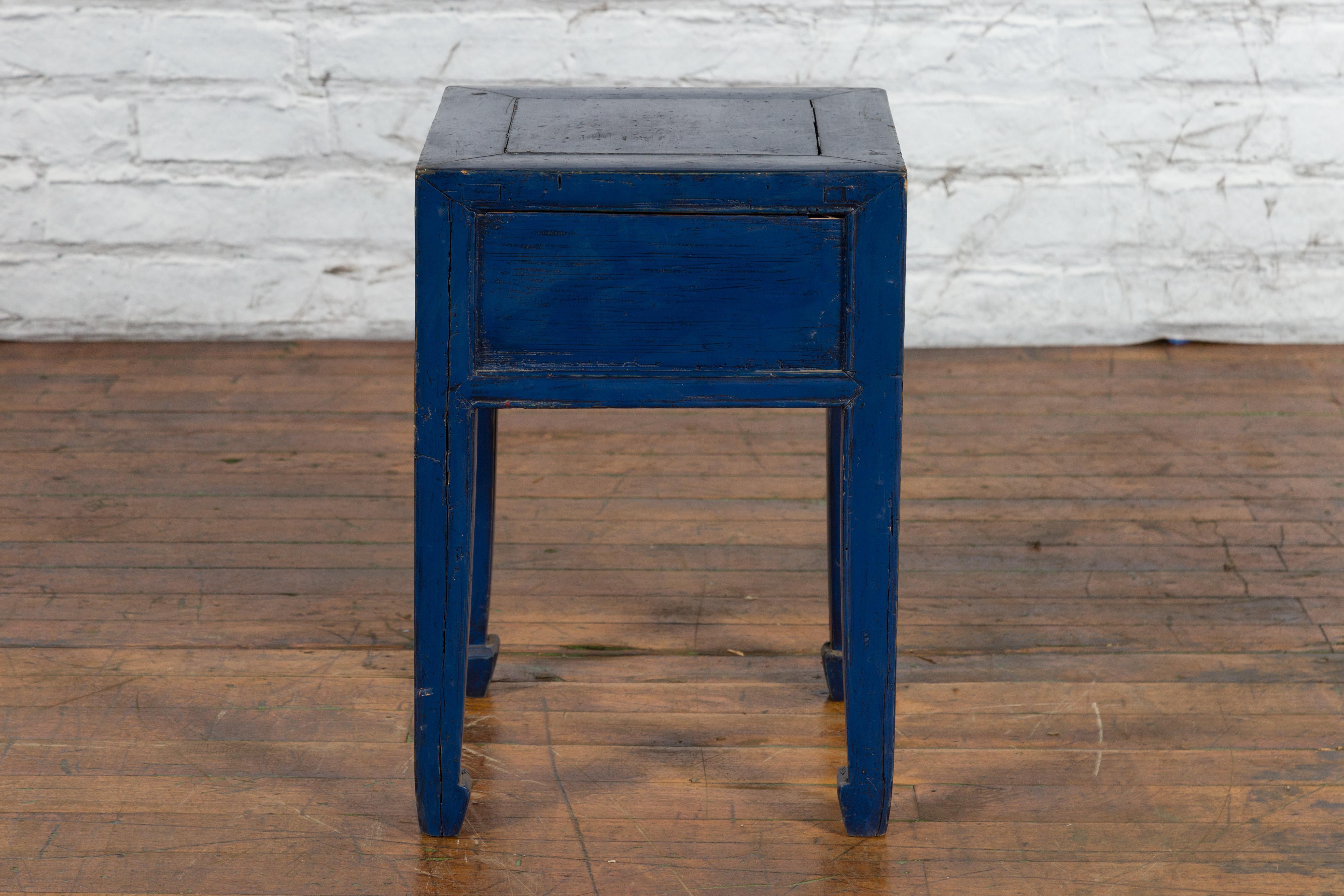 Table à un tiroir de style chinois de la dynastie Ming en laque bleue avec pieds en forme de sabot de cheval en vente 7