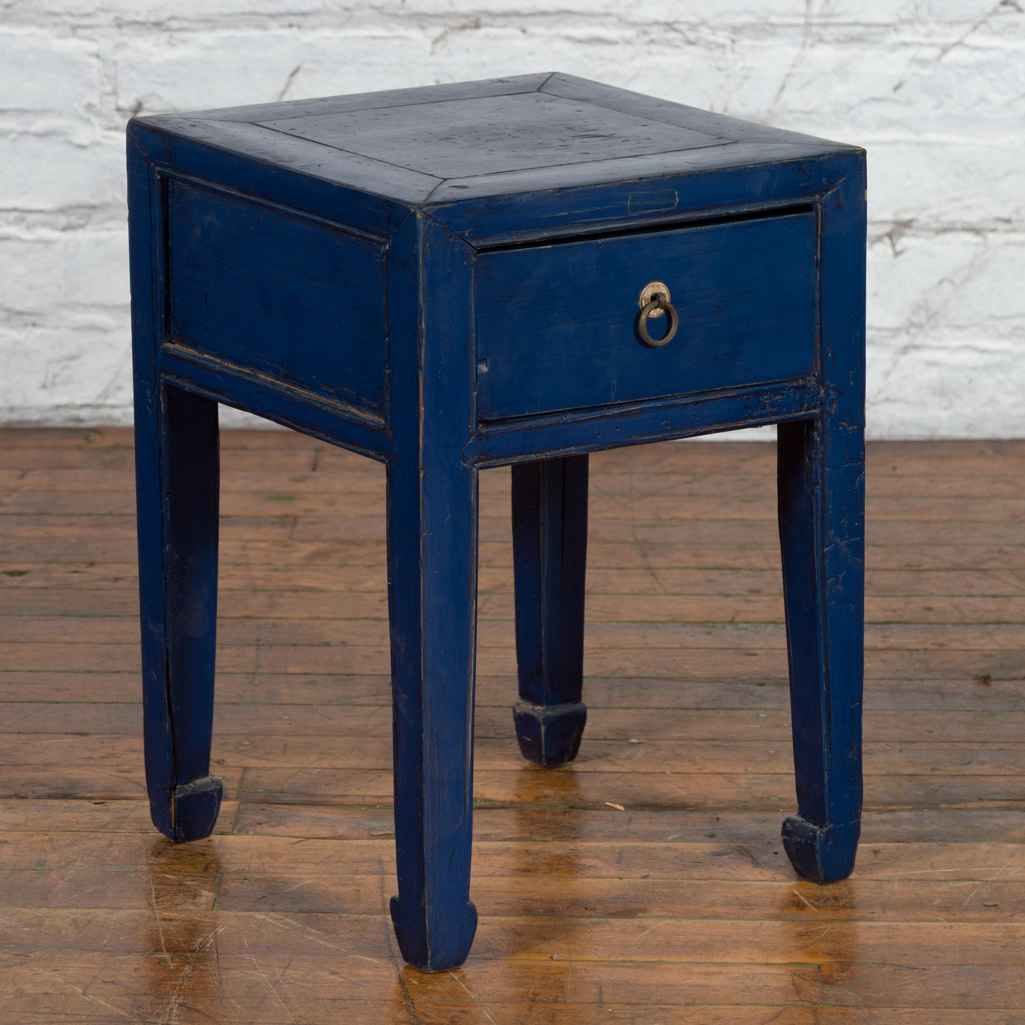 Table d'appoint en laque bleue de style dynastie Ming du début du 20e siècle, avec un seul tiroir et des pieds en sabot de cheval. Créée en Chine au début du XXe siècle, cette table d'appoint en laque bleue de style Ming présente un plateau carré