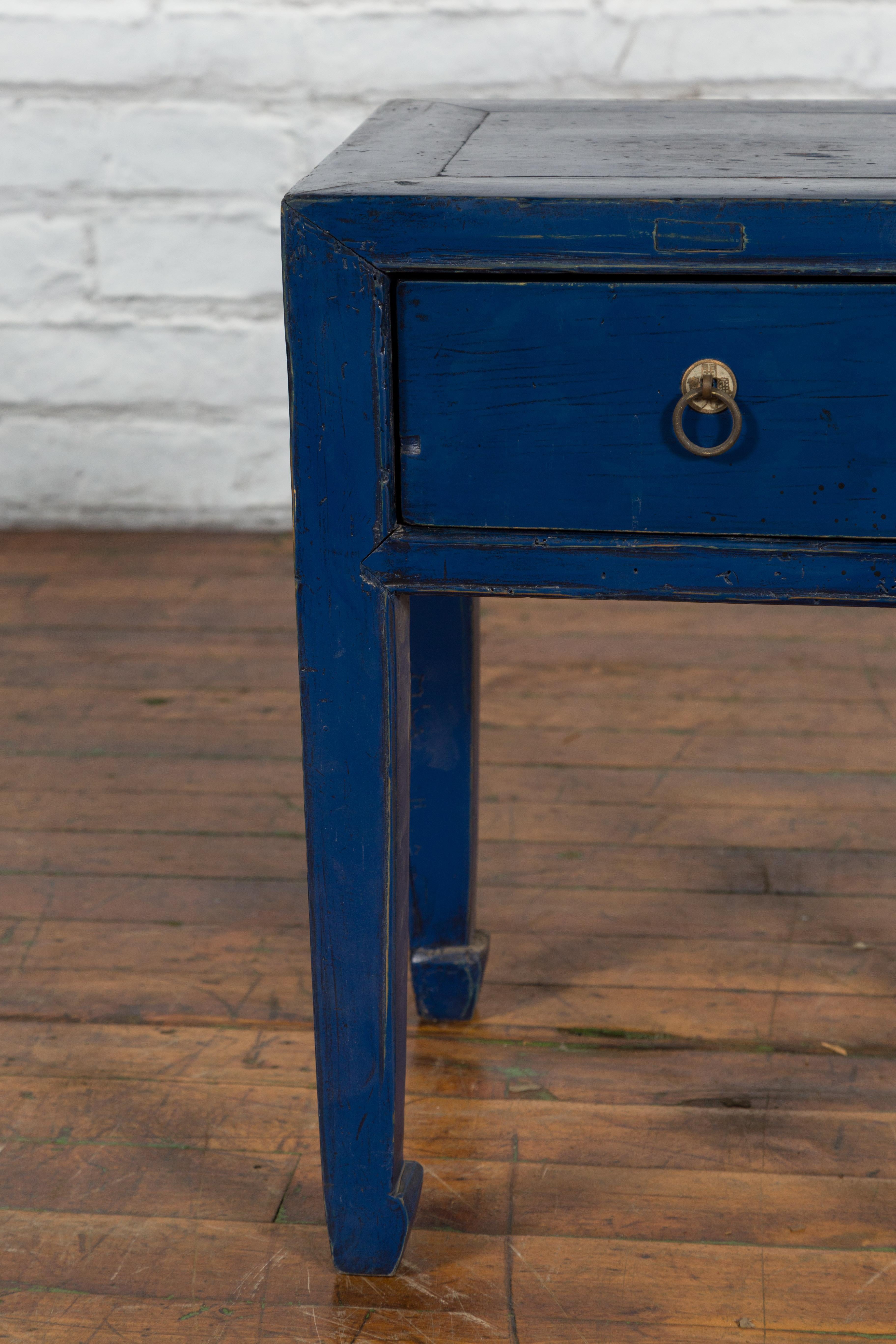 Table à un tiroir de style chinois de la dynastie Ming en laque bleue avec pieds en forme de sabot de cheval en vente 2