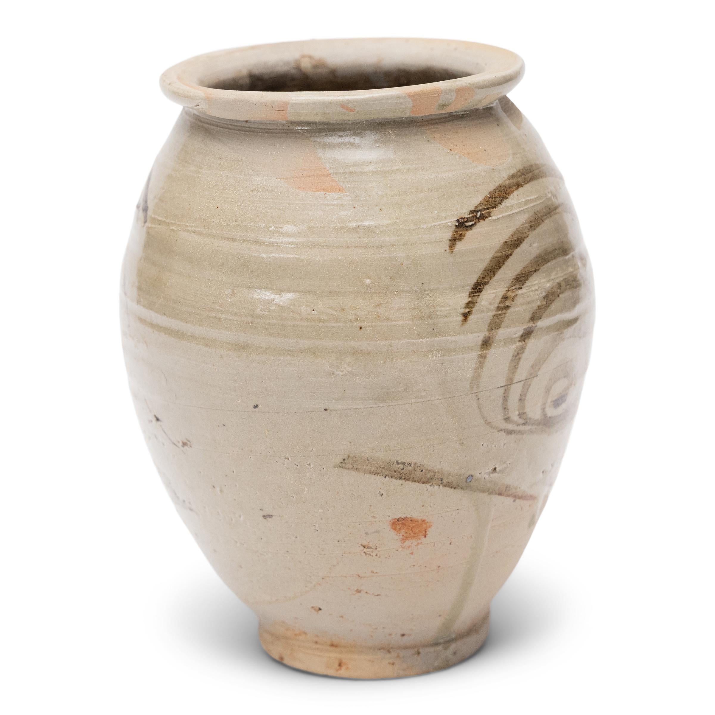 Questo vaso di stoccaggio della dinastia Ming (1368-1644) è attribuito alle fornaci della provincia dello Yunnan, decorato in modo sciolto con smalti di ferro in un modo tipico della regione. Datato al XV-XVI secolo, il piccolo vaso ha una forma