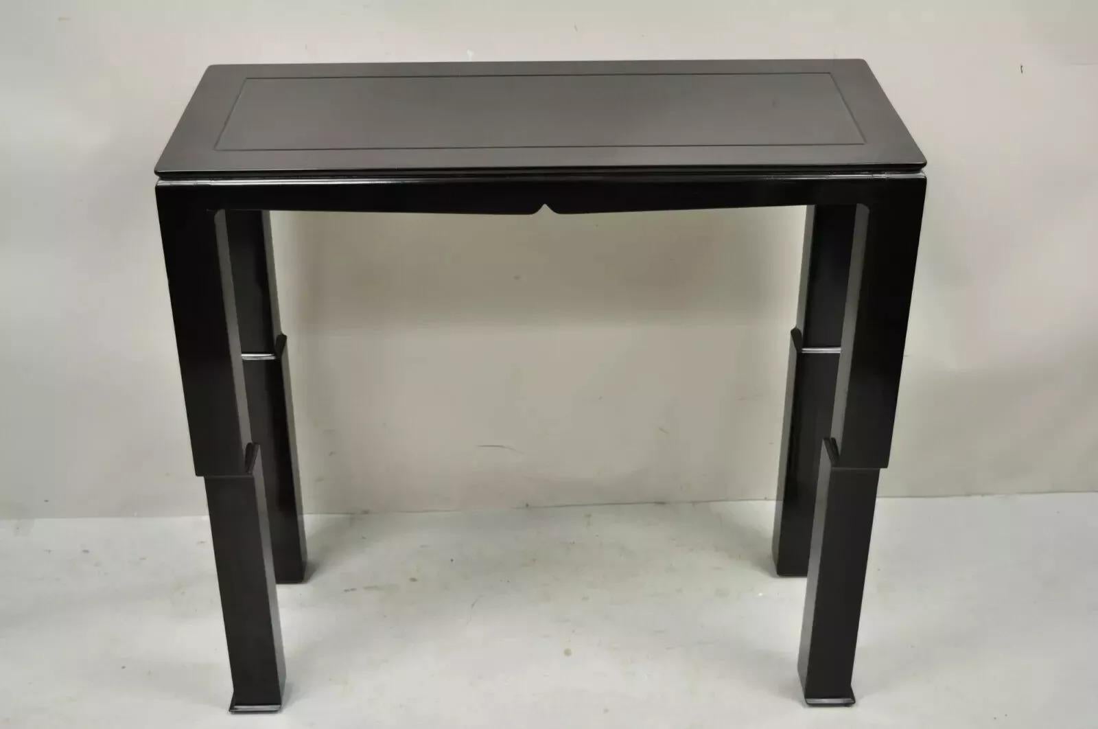 Tavoli da salotto in lacca nera in stile Ming James Mont - Coppia. L'articolo è caratterizzato da gambe sfalsate, finitura laccata nera lucida, struttura in legno massiccio e linee pulite e moderniste. Il produttore non è stato confermato, forse da