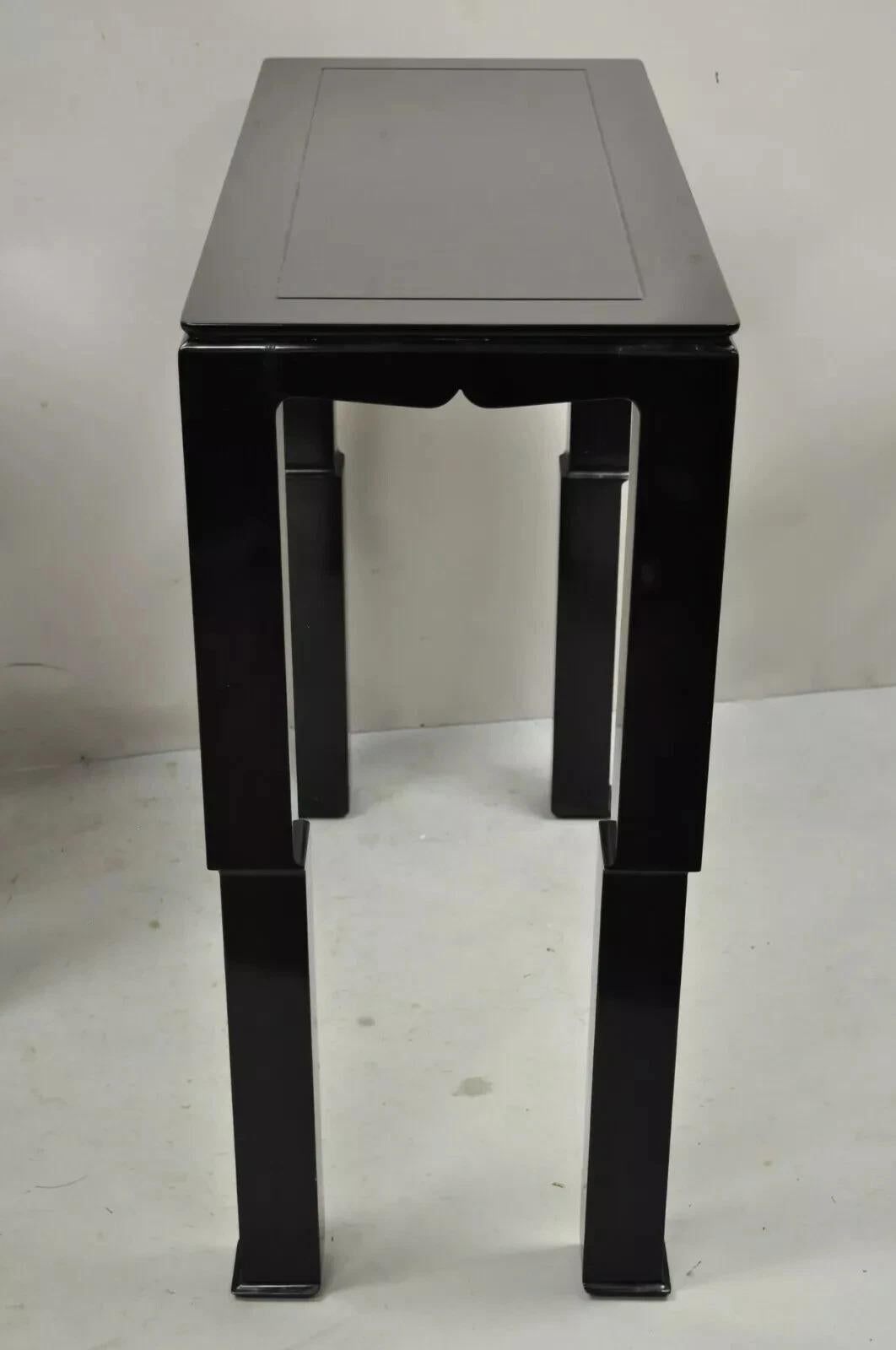 Legno Tavoli console da salotto in lacca nera in stile Ming James Mont - Coppia in vendita