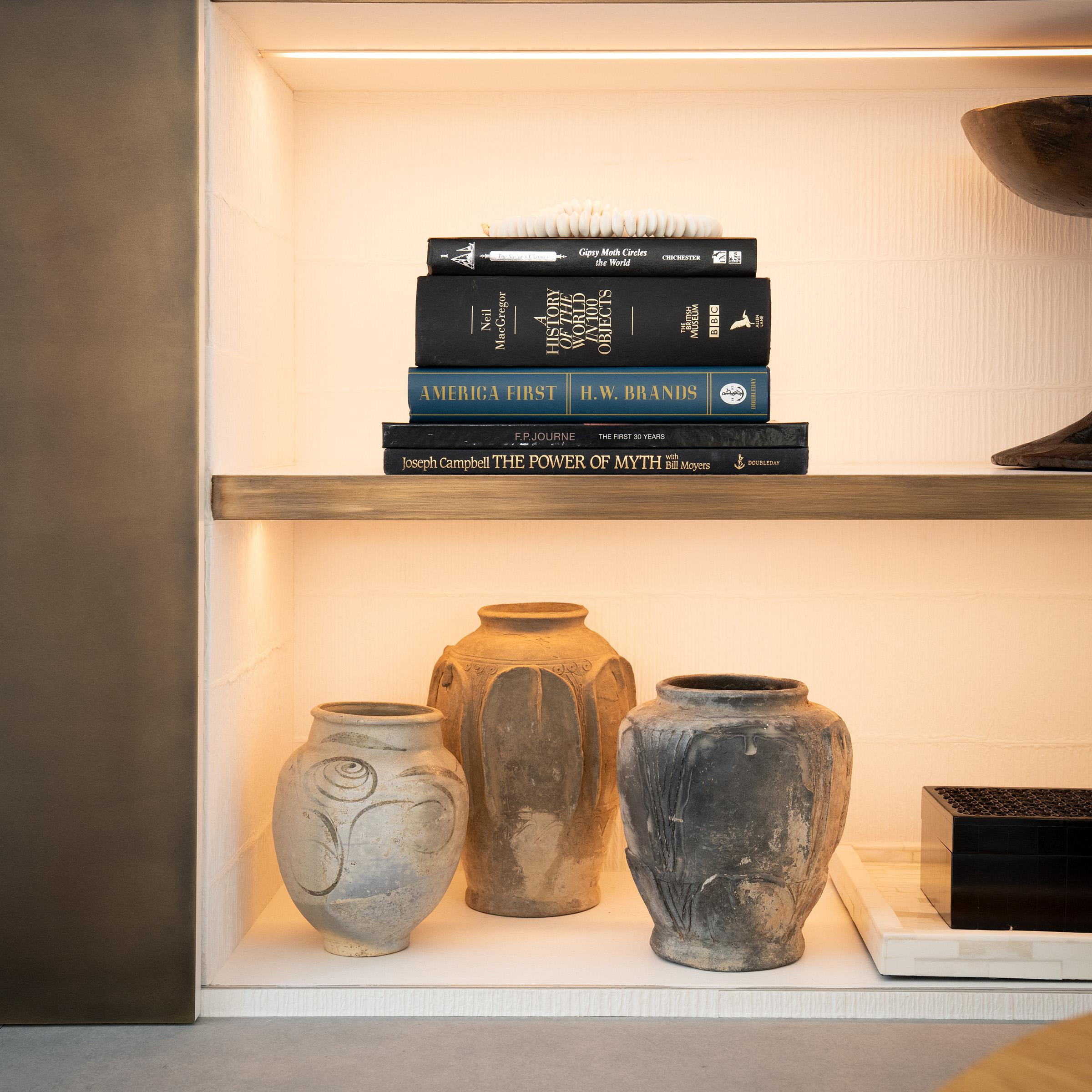 Avec sa silhouette gracieuse et sa palette de couleurs discrètes, ce vase à offrandes de lotus du début de la dynastie Ming (1368-1644) respire le calme et la sophistication. Sculptée il y a plusieurs siècles dans la province du Yunnan, cette jarre