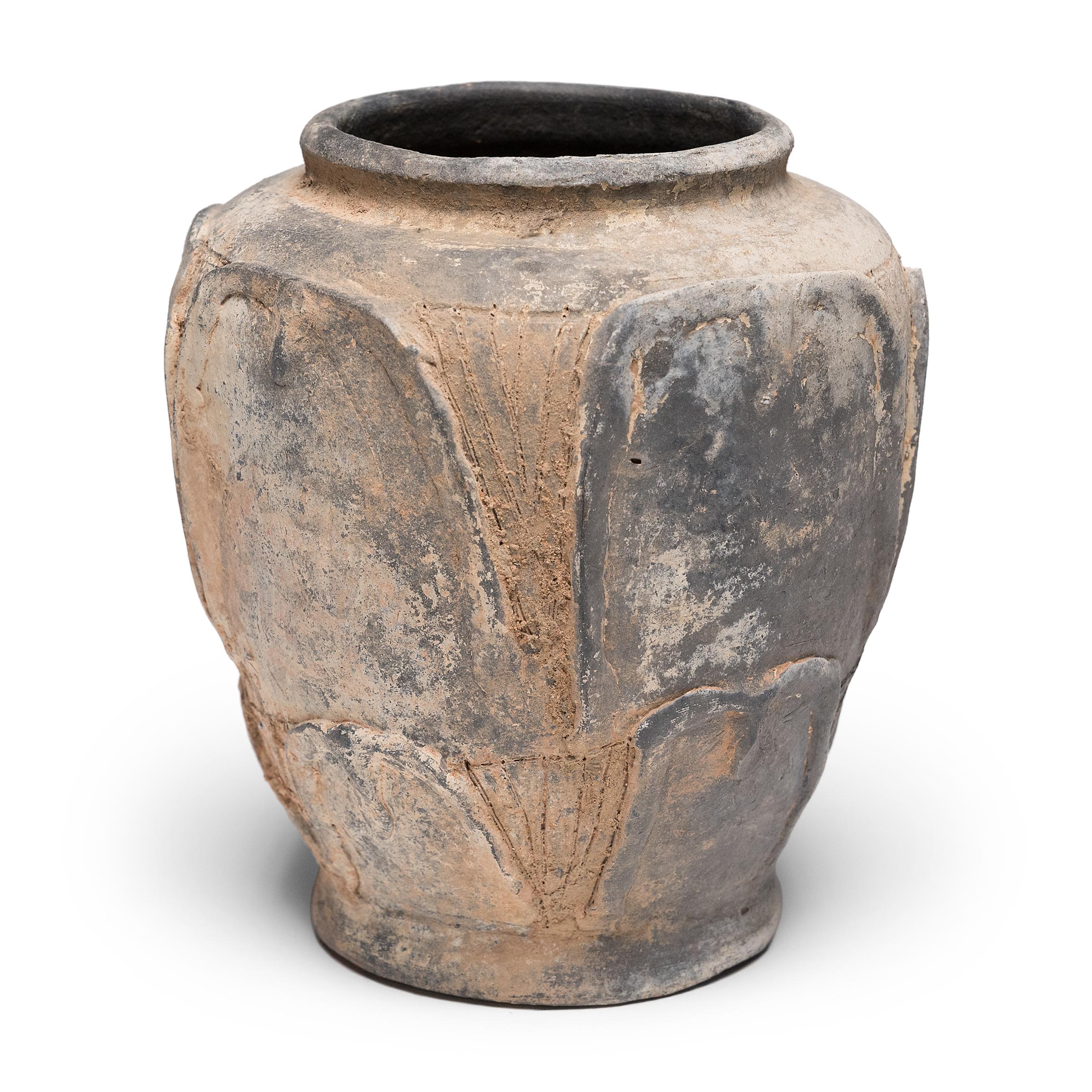 Chinois Vase chinois Ming Lotus Petal, c. 1400 en vente