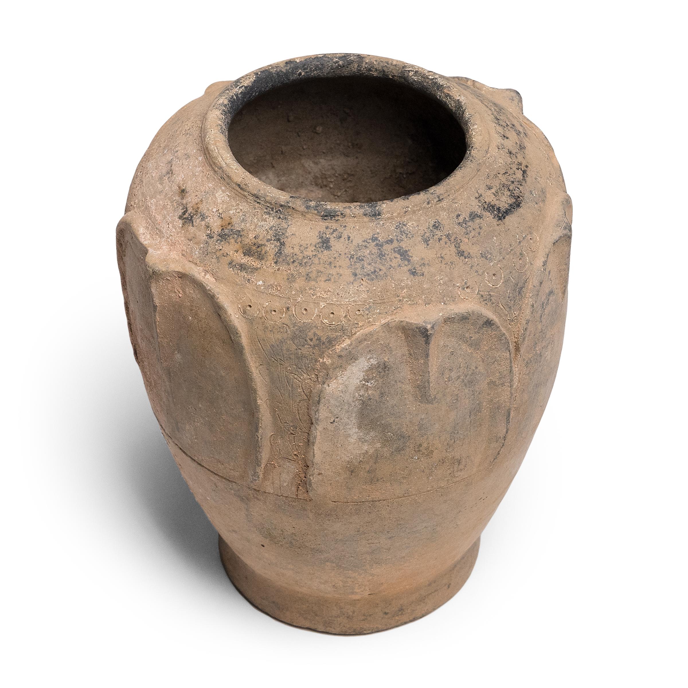 Chinesische Ming-Lotusblütenvase, um 1400 (Unglasiert) im Angebot