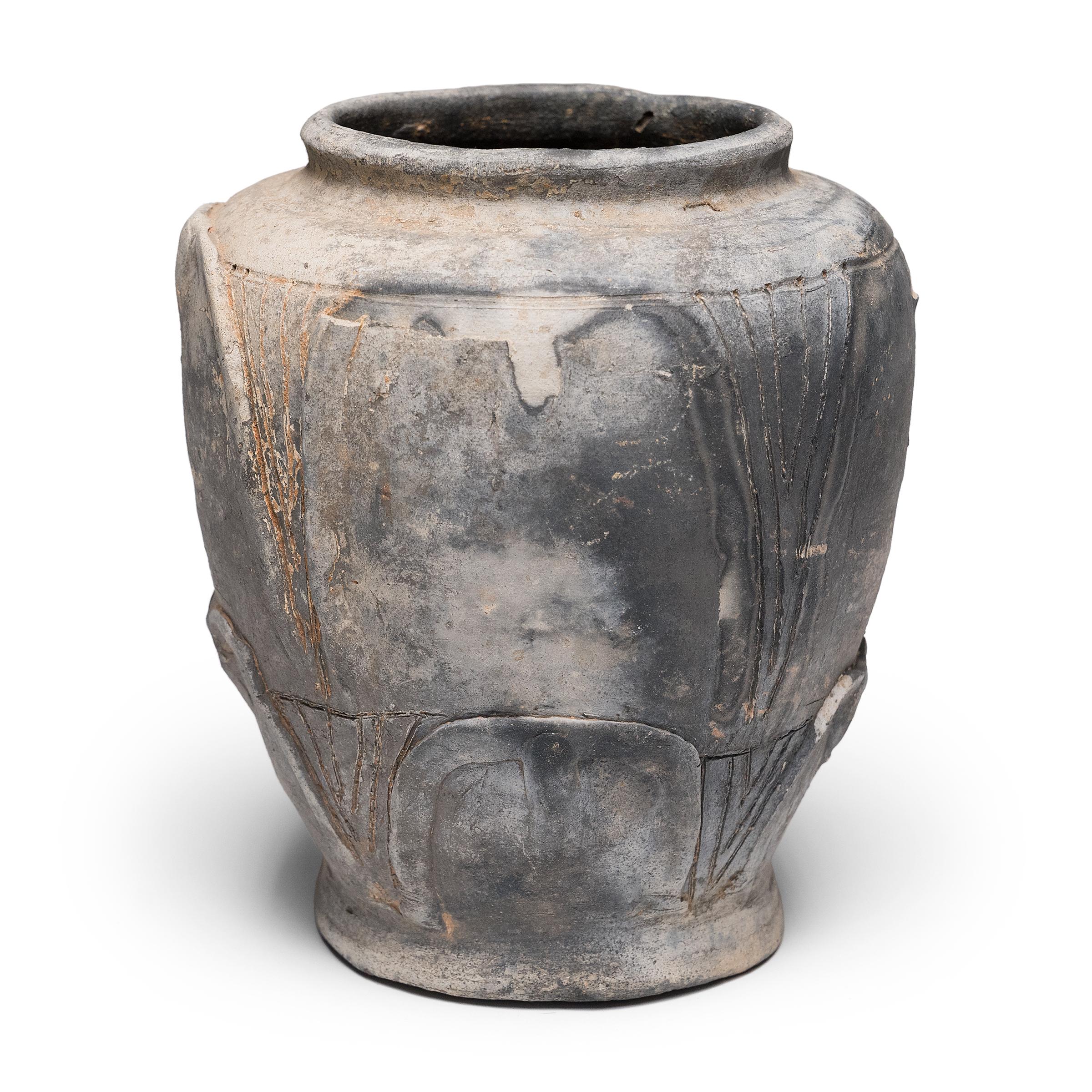 Non vernissé Vase chinois Ming Lotus Petal, c. 1400 en vente