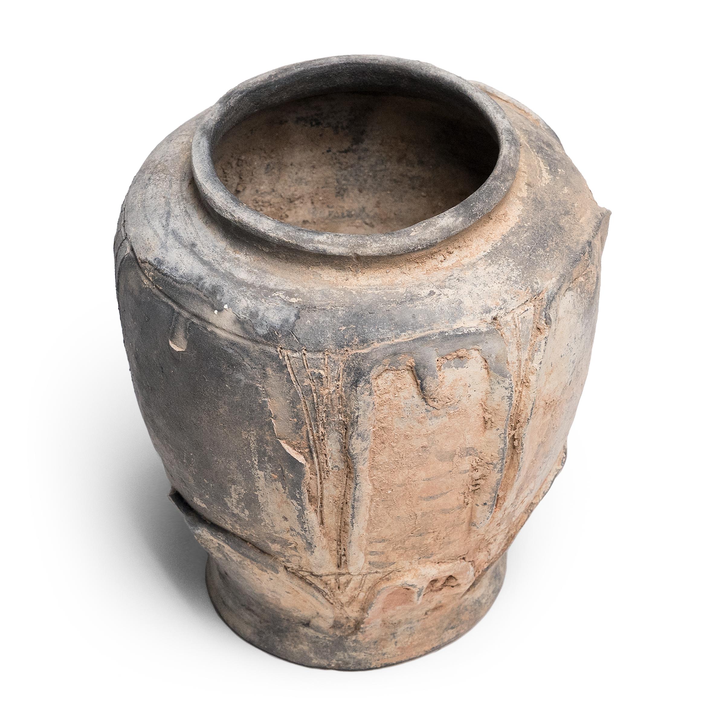 Vase chinois Ming Lotus Petal, c. 1400 Bon état - En vente à Chicago, IL