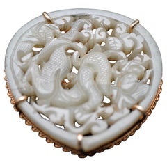 Talla china de jade del periodo Ming montada en oro de 14 quilates como colgante.