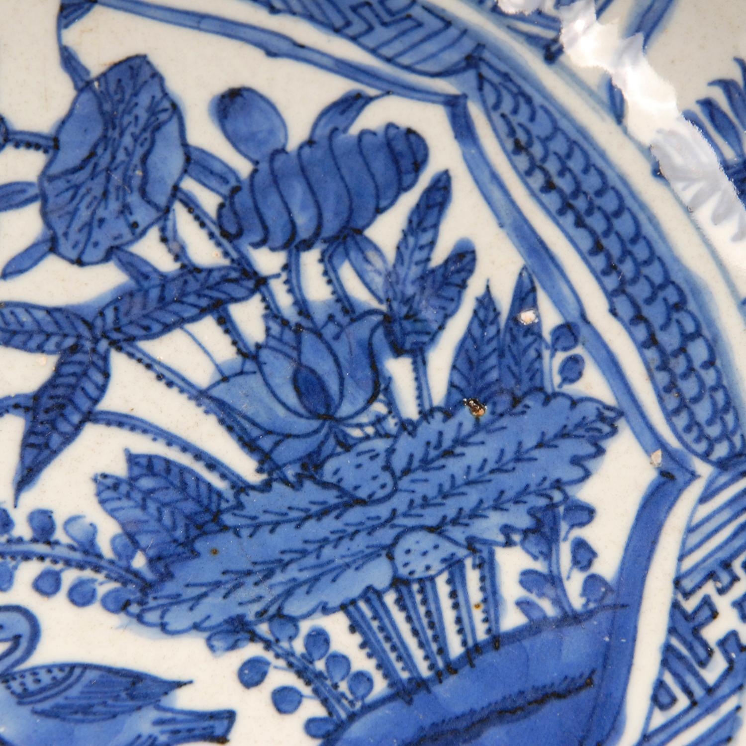 Assiette de présentation Kraak du début du 17e siècle en porcelaine chinoise Ming bleue et blanche en vente 3