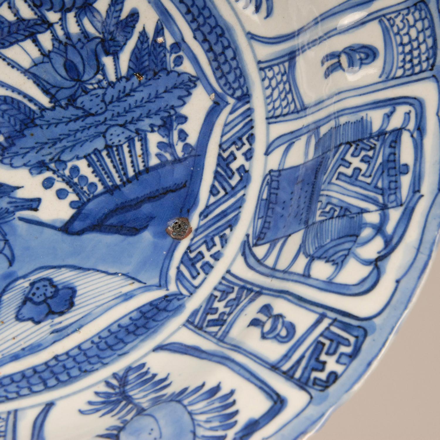 Assiette de présentation Kraak du début du 17e siècle en porcelaine chinoise Ming bleue et blanche en vente 4