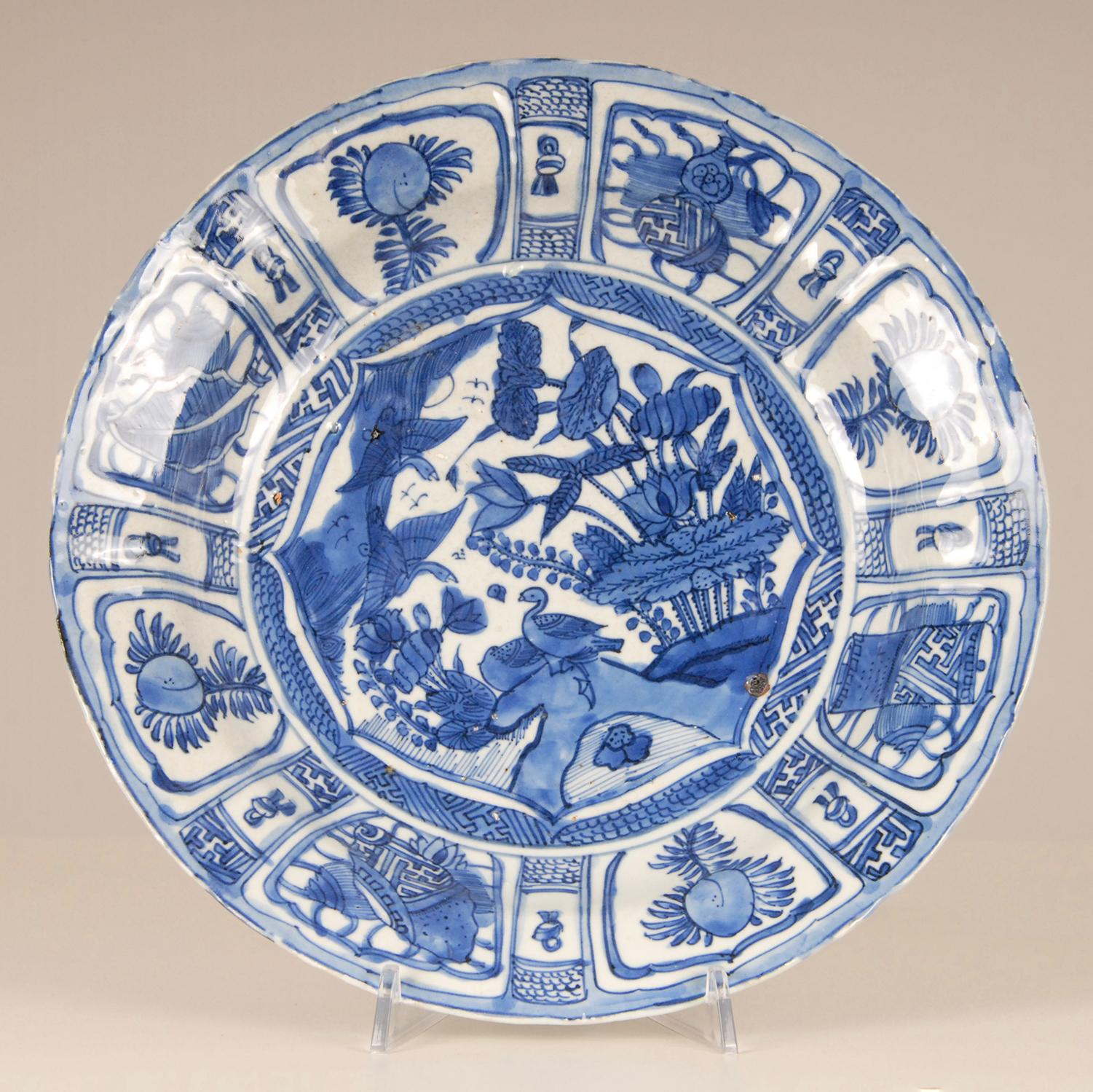 Assiette de présentation Kraak du début du 17e siècle en porcelaine chinoise Ming bleue et blanche en vente 7