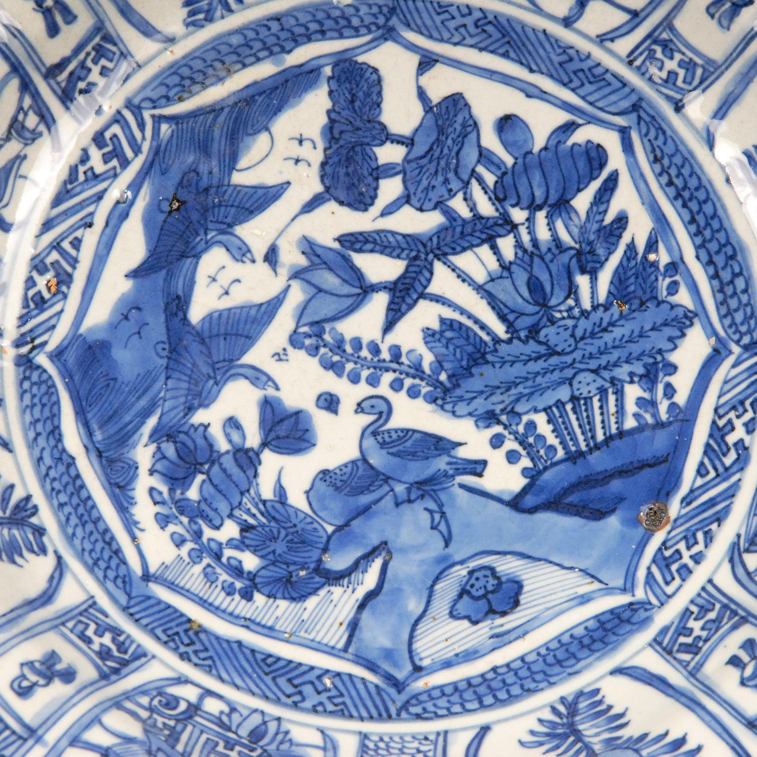 Chinois Assiette de présentation Kraak du début du 17e siècle en porcelaine chinoise Ming bleue et blanche en vente