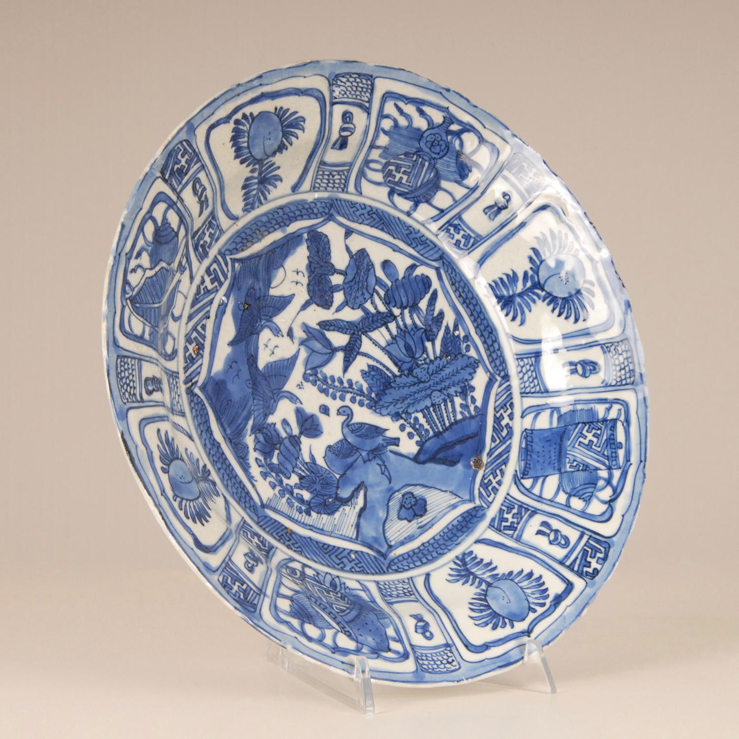 Fait main Assiette de présentation Kraak du début du 17e siècle en porcelaine chinoise Ming bleue et blanche en vente
