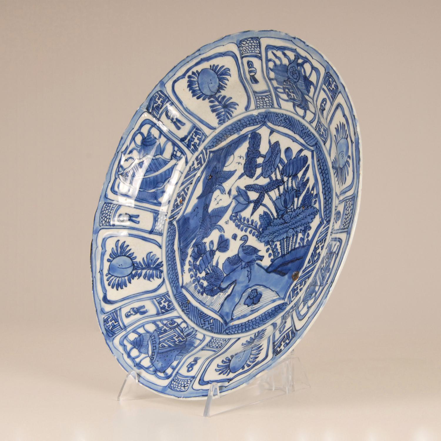 Chinesische Kraakschale aus Ming-Porzellan des frühen 17. Jahrhunderts, blau-weißer Teller im Angebot 1