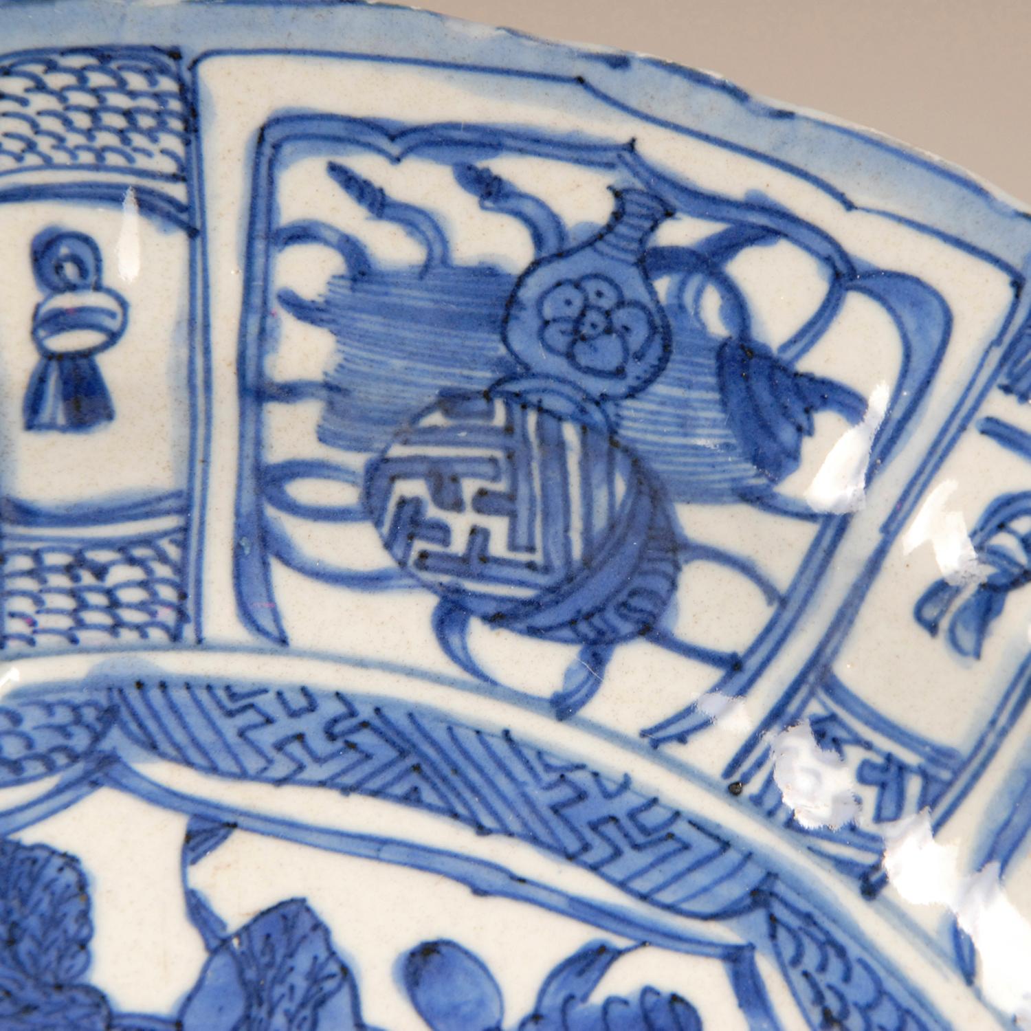 Assiette de présentation Kraak du début du 17e siècle en porcelaine chinoise Ming bleue et blanche en vente 2