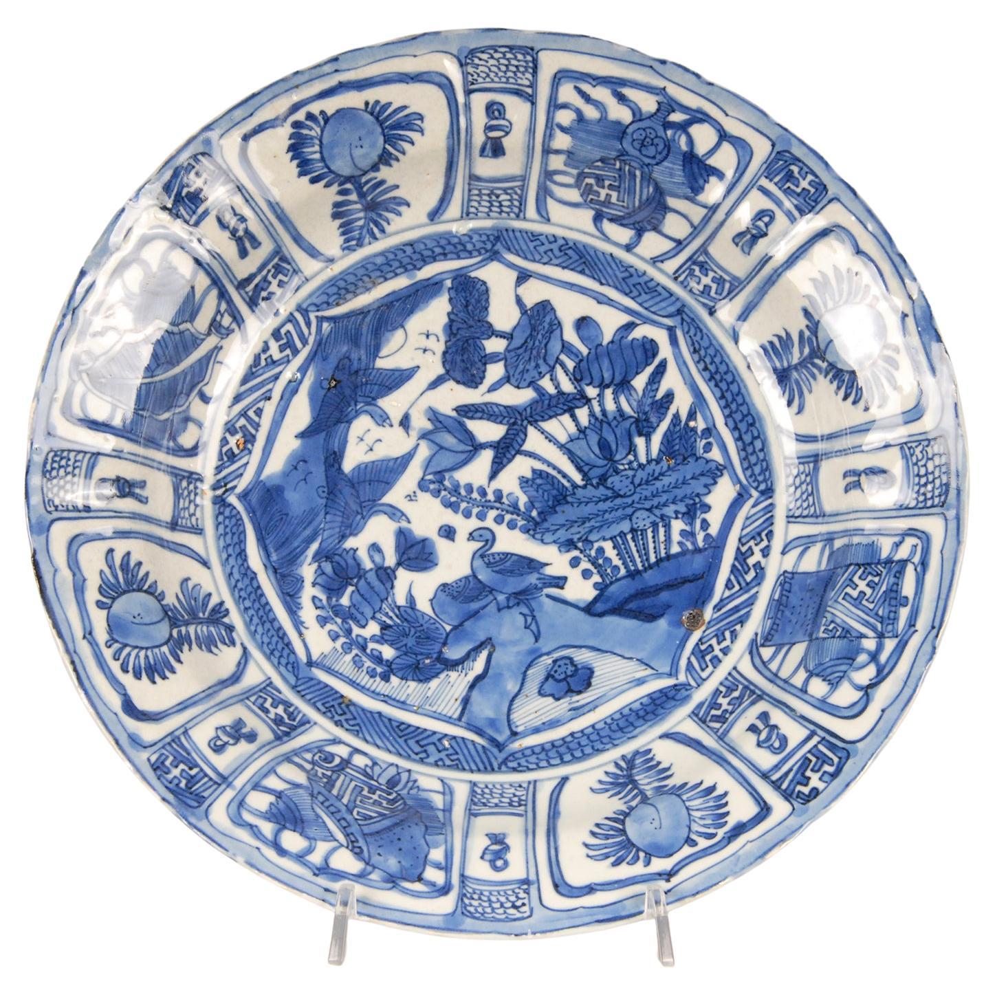 Assiette de présentation Kraak du début du 17e siècle en porcelaine chinoise Ming bleue et blanche en vente