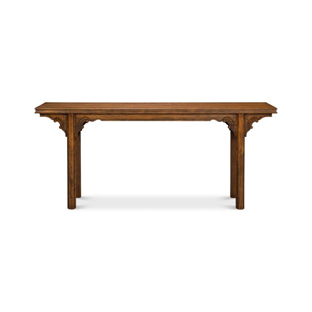 La consola refleja un diseño oriental atemporal, que combina elegantes proporciones con detalles artesanales. Acabada en un cálido tono Cáscara, esta pieza captura la elegancia de los muebles de inspiración Ming con su forma rectangular alargada y