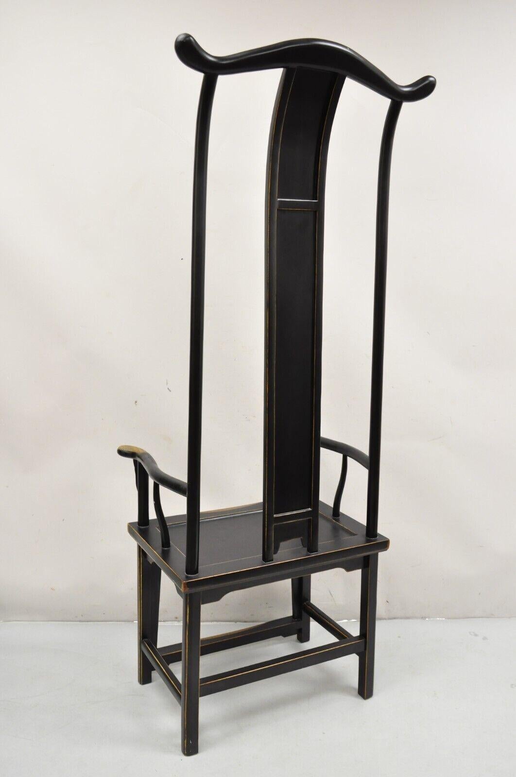 Chaise à accoudoirs en bois sculpté de style Ming Wood à haut dossier et trône noir en vente 4