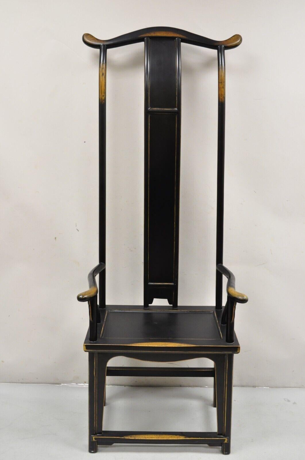 Chinoiseries Chaise à accoudoirs en bois sculpté de style Ming Wood à haut dossier et trône noir en vente