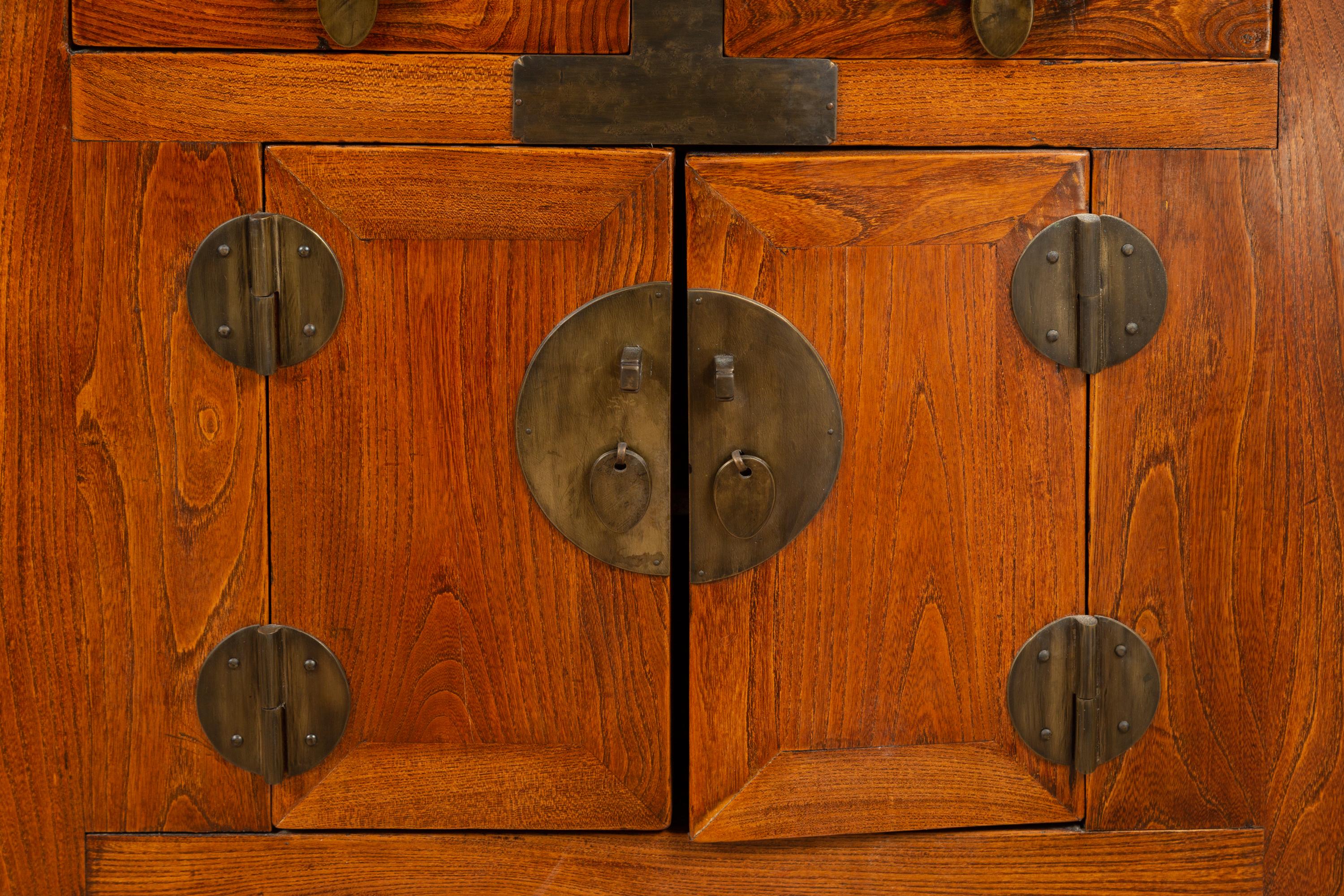 Meuble de rangement d'autel en orme de style chinois Ming avec côtés, tiroirs et portes sculptés en vente 2