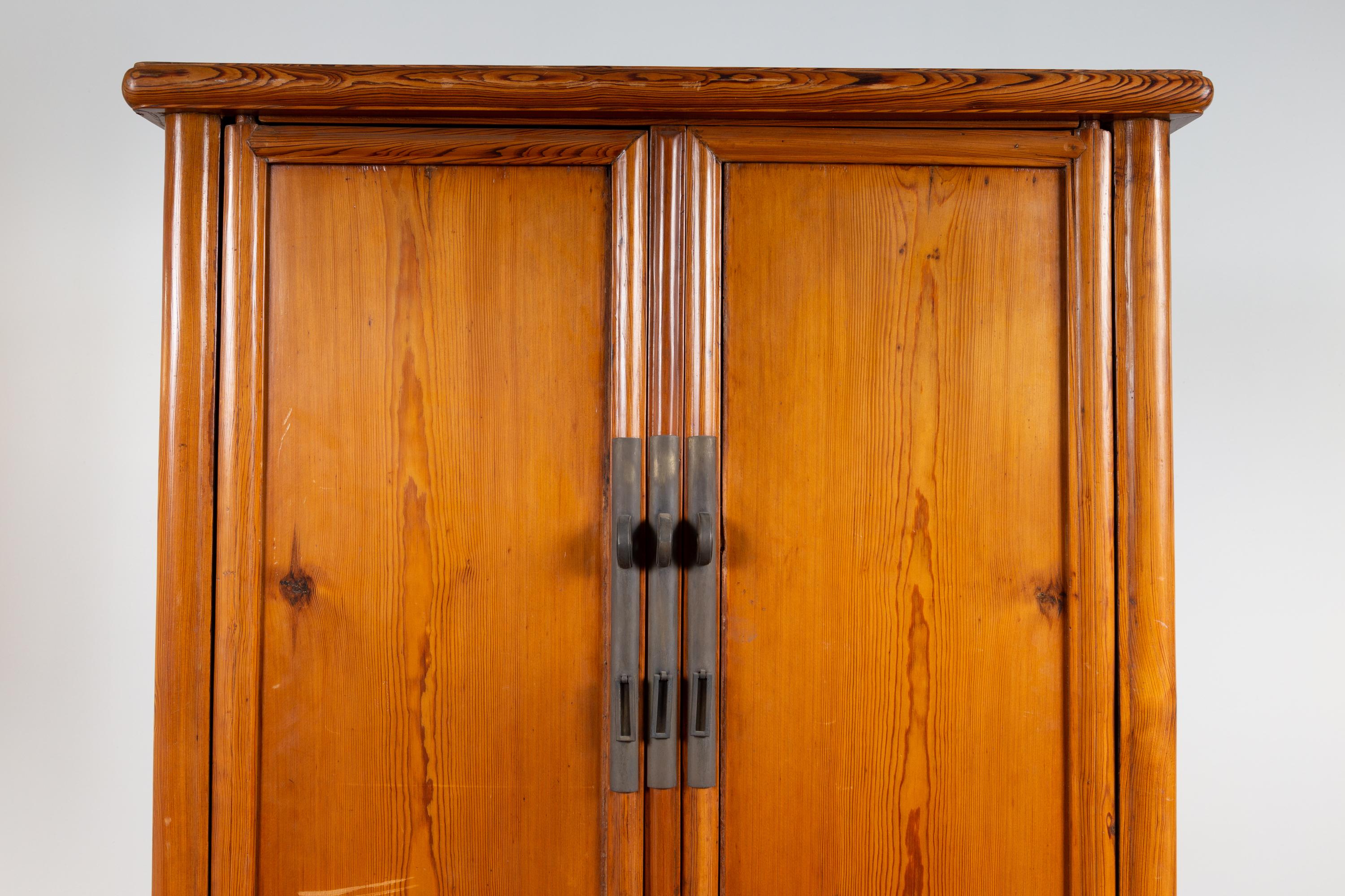 Armoire chinoise en orme de style Ming avec deux portes, tiroirs cachés et jupe sculptée Bon état - En vente à Yonkers, NY